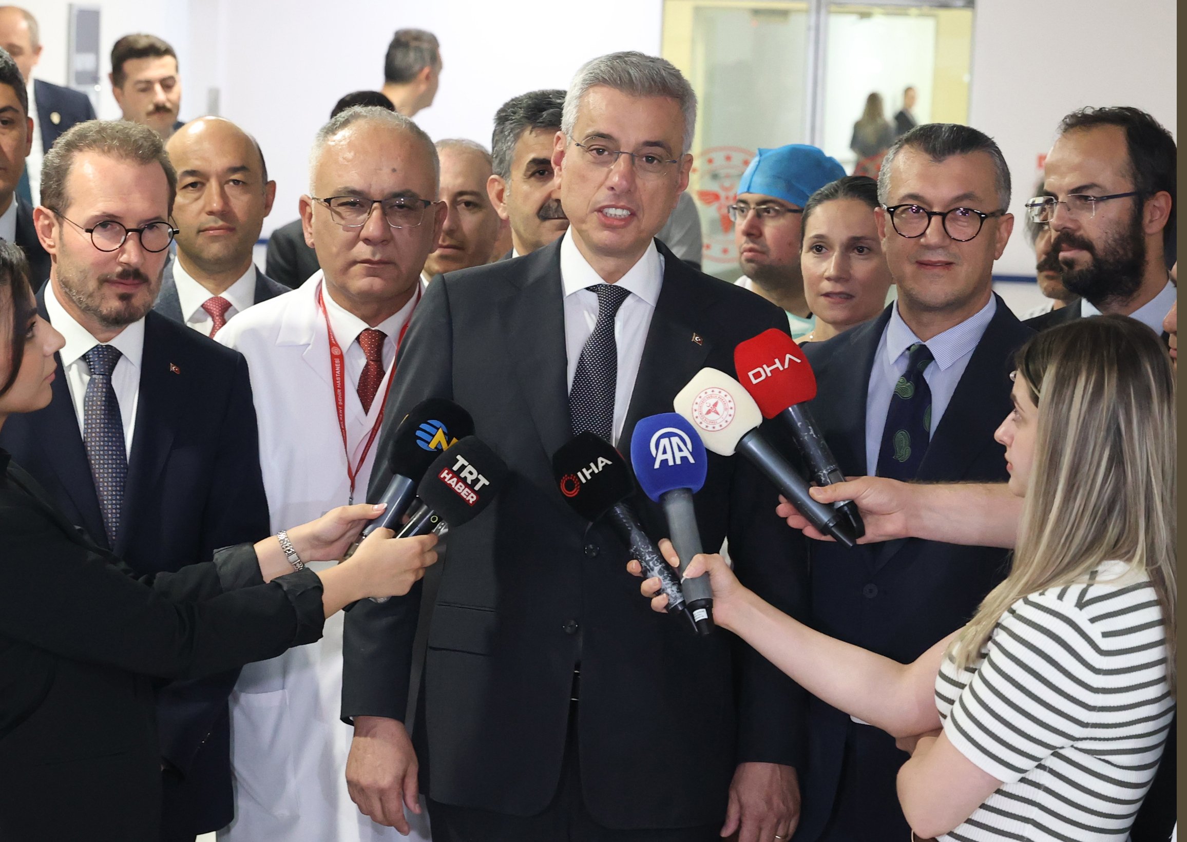 Bakan Memişoğlu hastayla sohbet ederken