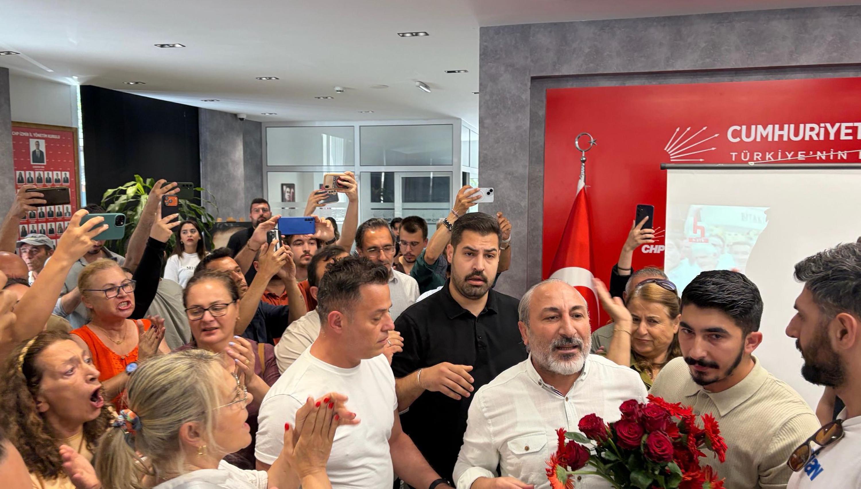 CHP İzmir il binası önünde gerginlik
