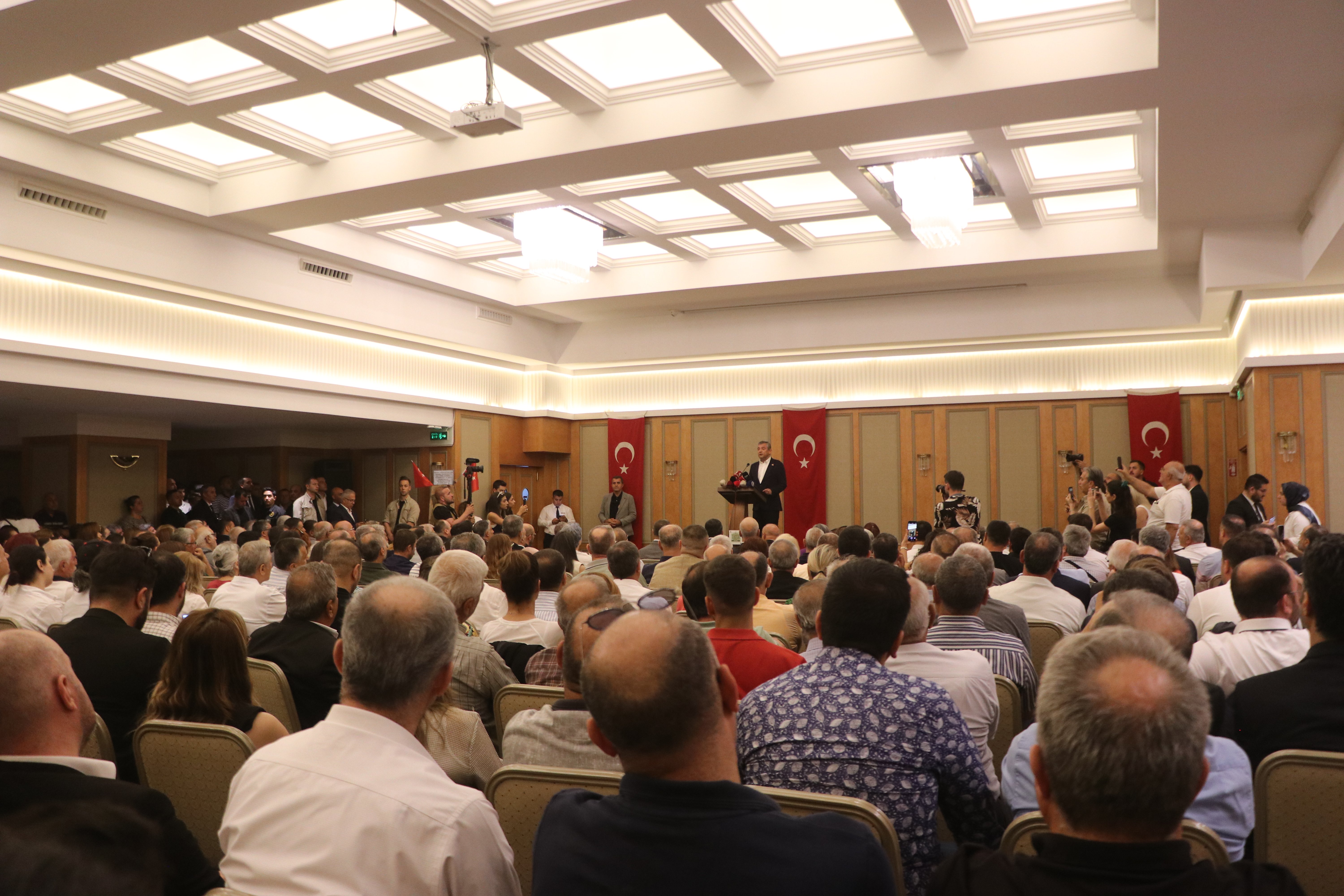 Özgür Özel konuşma yapıyor