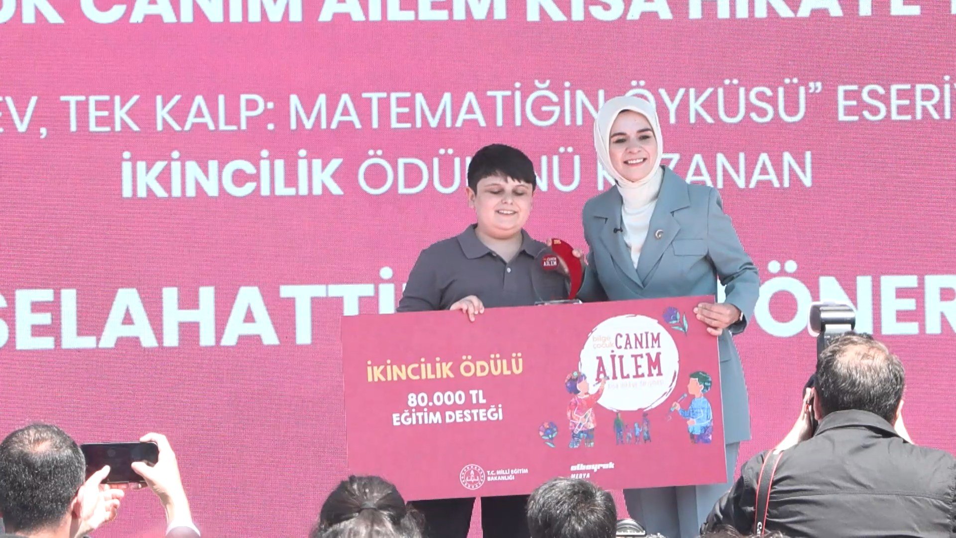 Aile ve Sosyal Hizmetler Bakanı Mahinur Özdemir Göktaş konuşma yapıyor