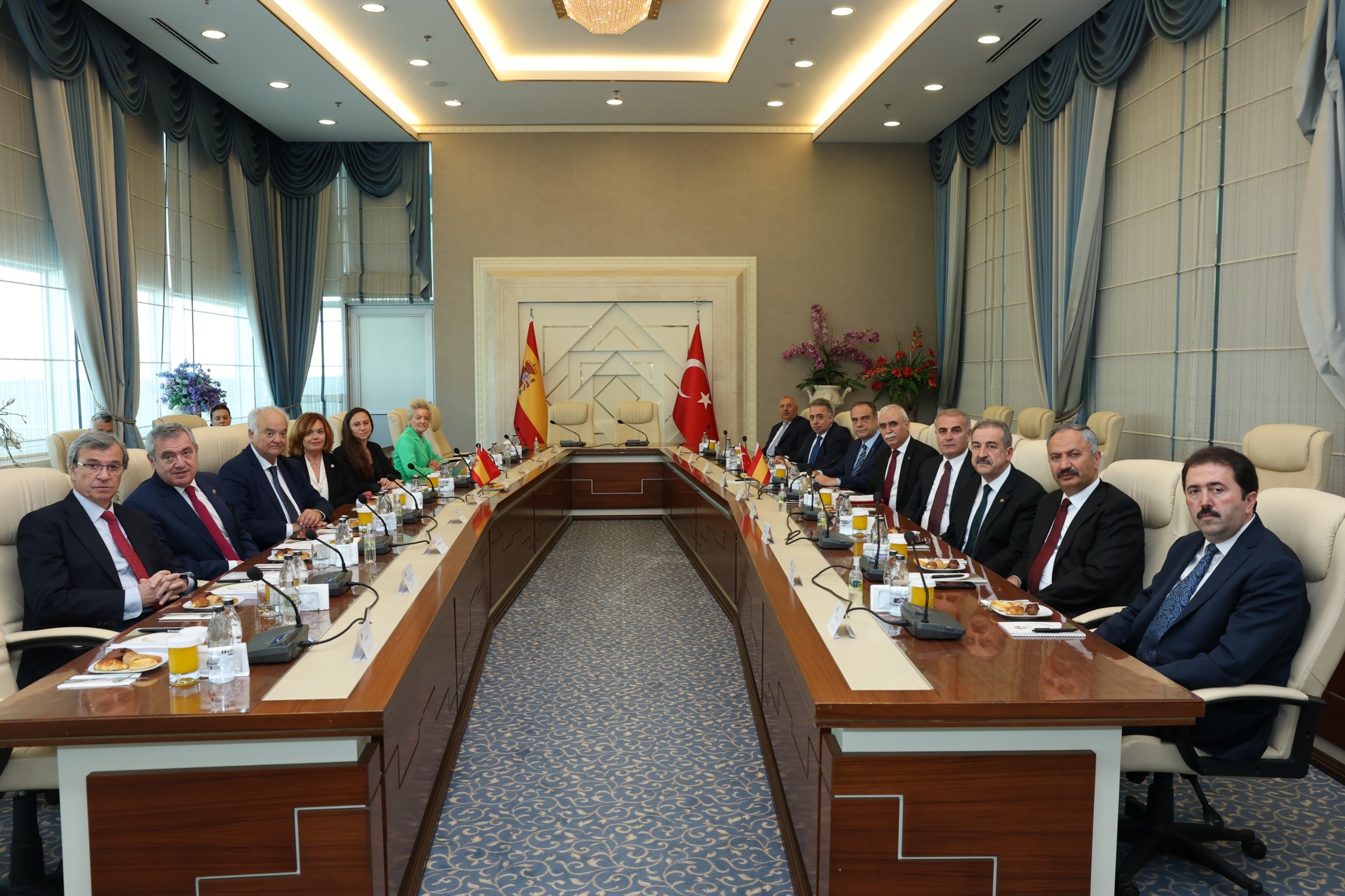 Anayasa Mahkemesi Başkanı Kadir Özkaya ve İspanya Anayasa Mahkemesi Başkanvekili Inmaculada Montalbán Huertas görüşme sırasında