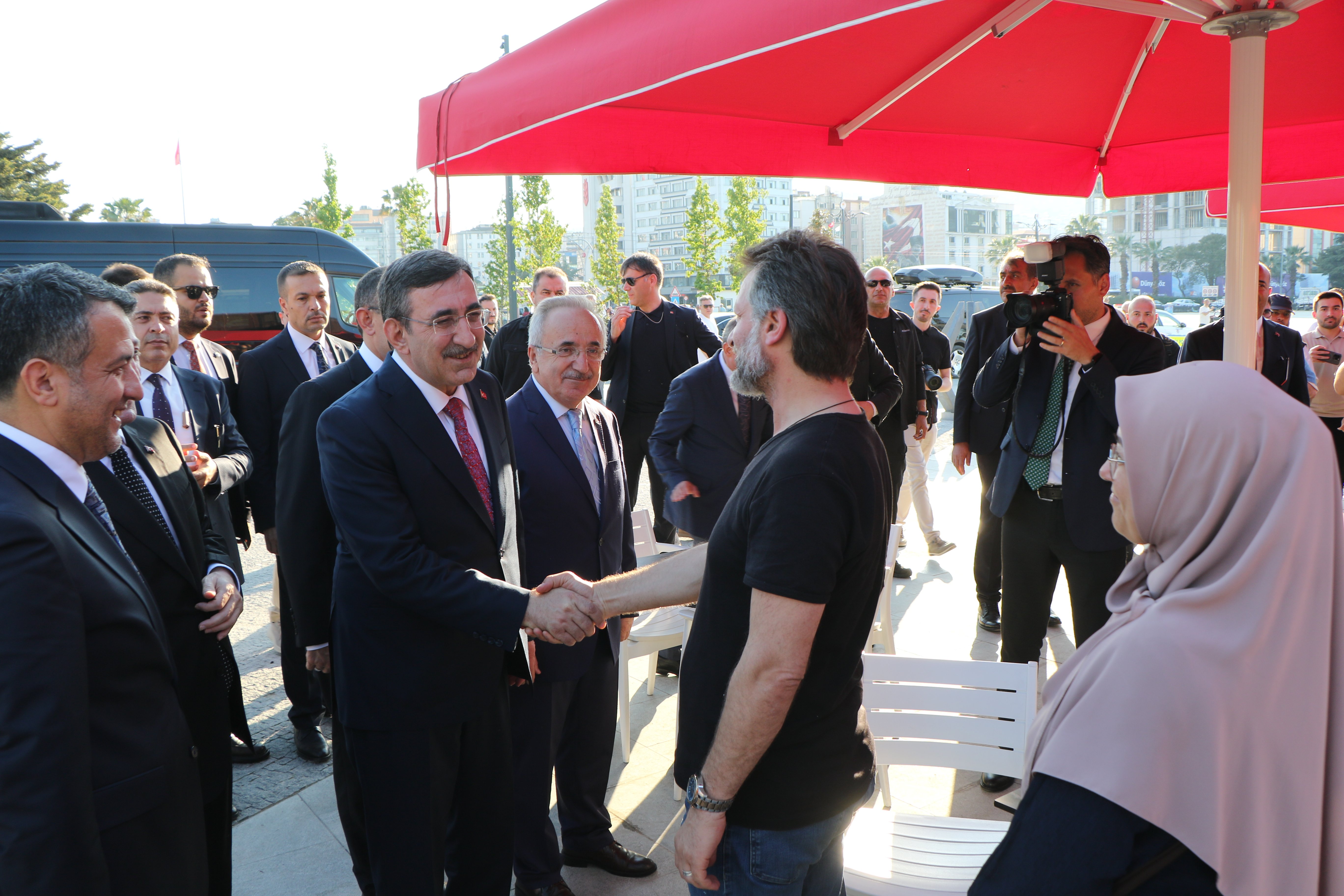 Cevdet Yılmaz konuşma yapıyor