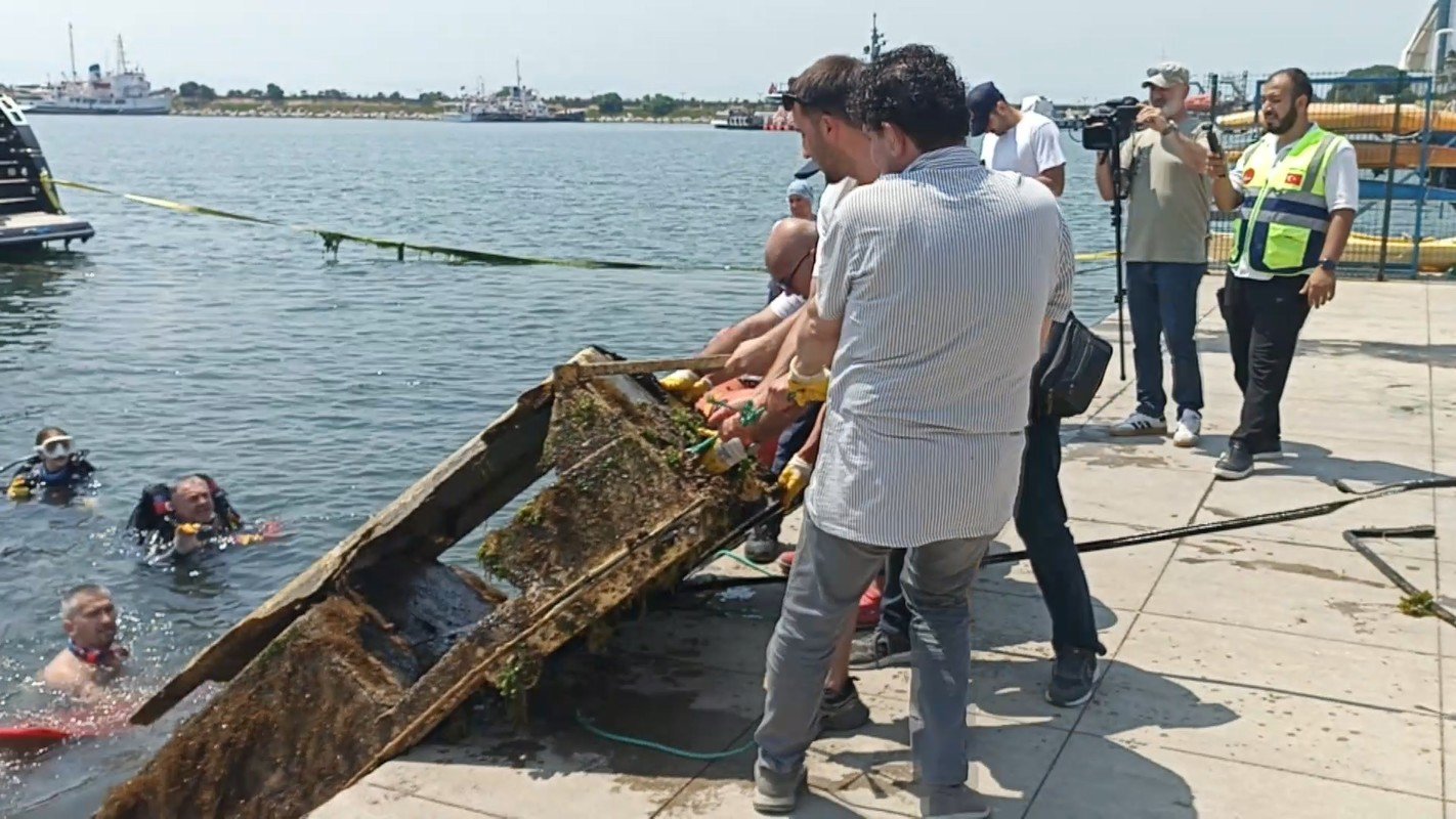 Gönüllüler deniz temizliğine katılıyor