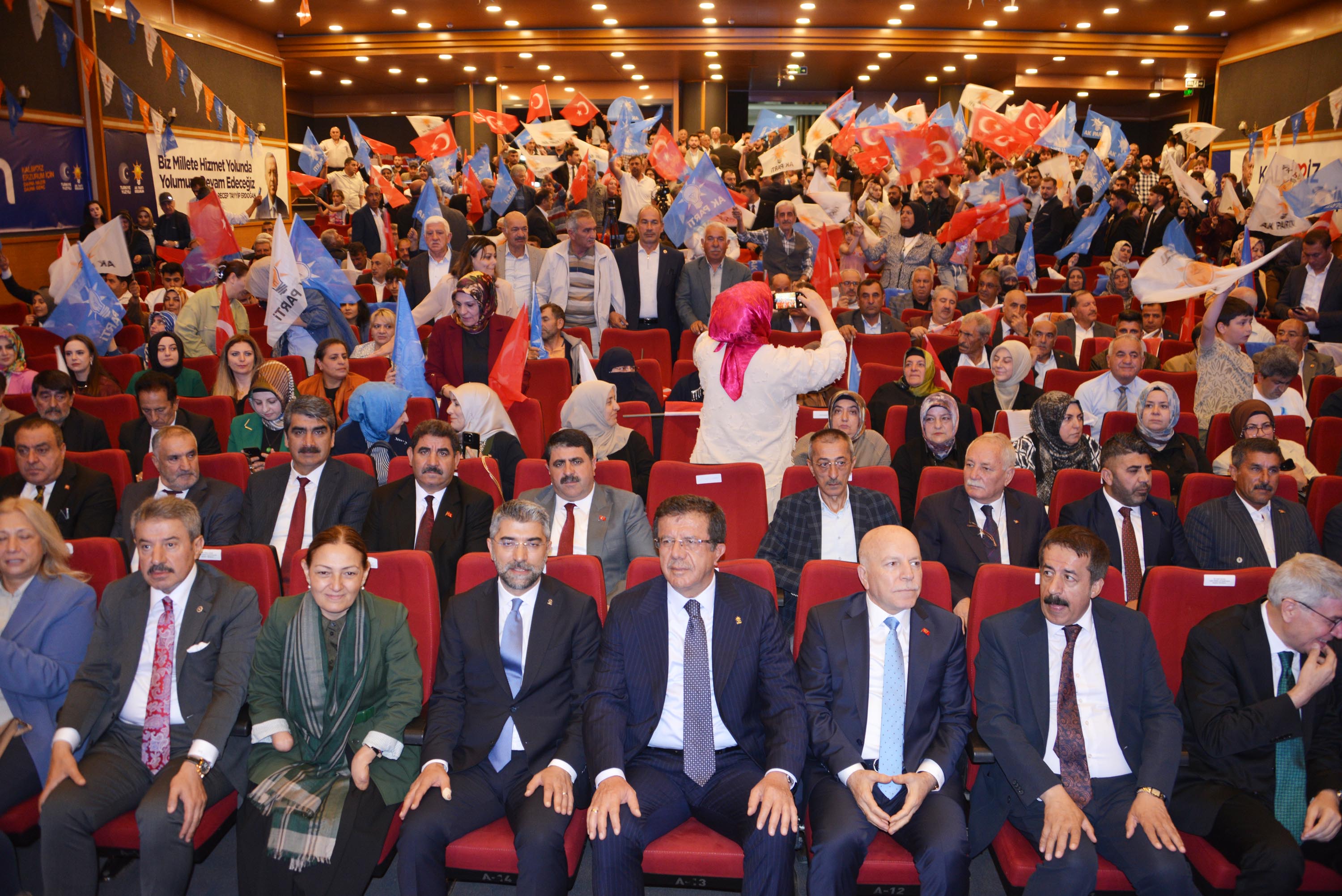 Nihat Zeybekci selam veriyor