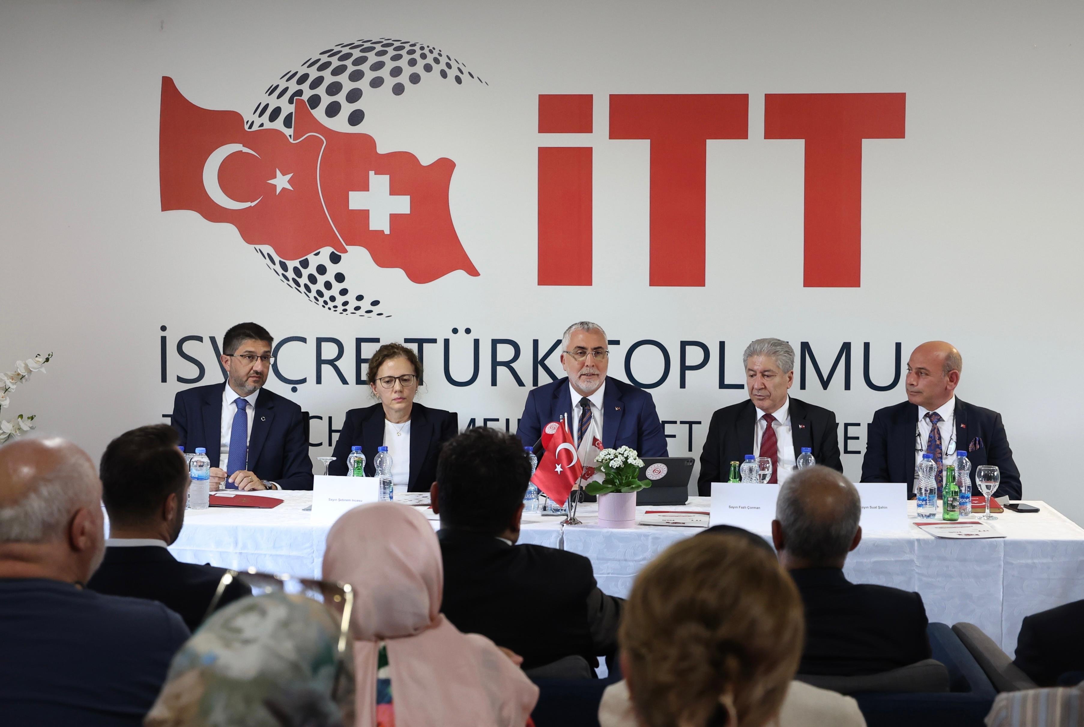Bakan Işıkhan toplantıda konuşma yapıyor