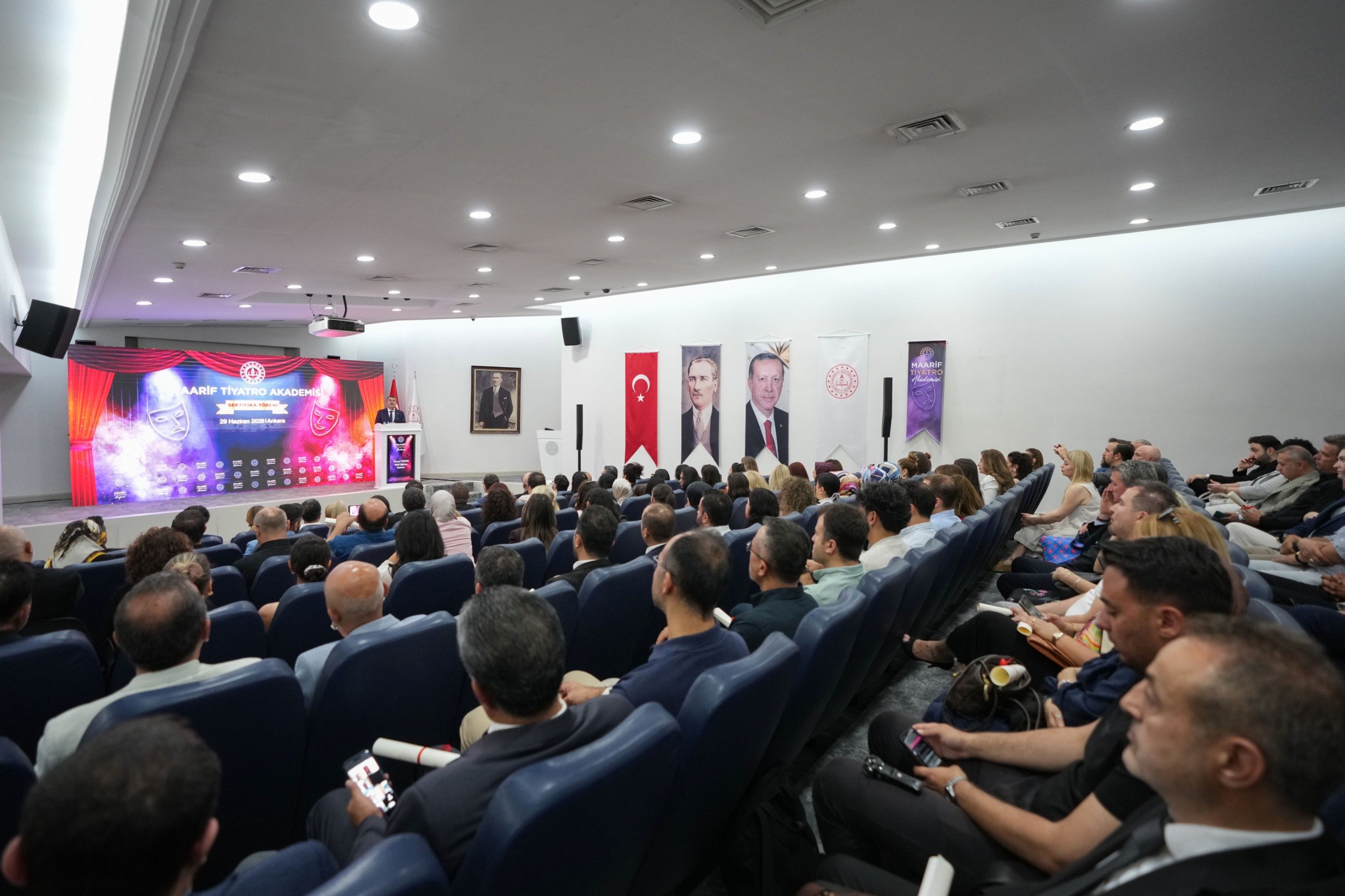 Bakan Yusuf Tekin, öğretmenlere hitap ediyor