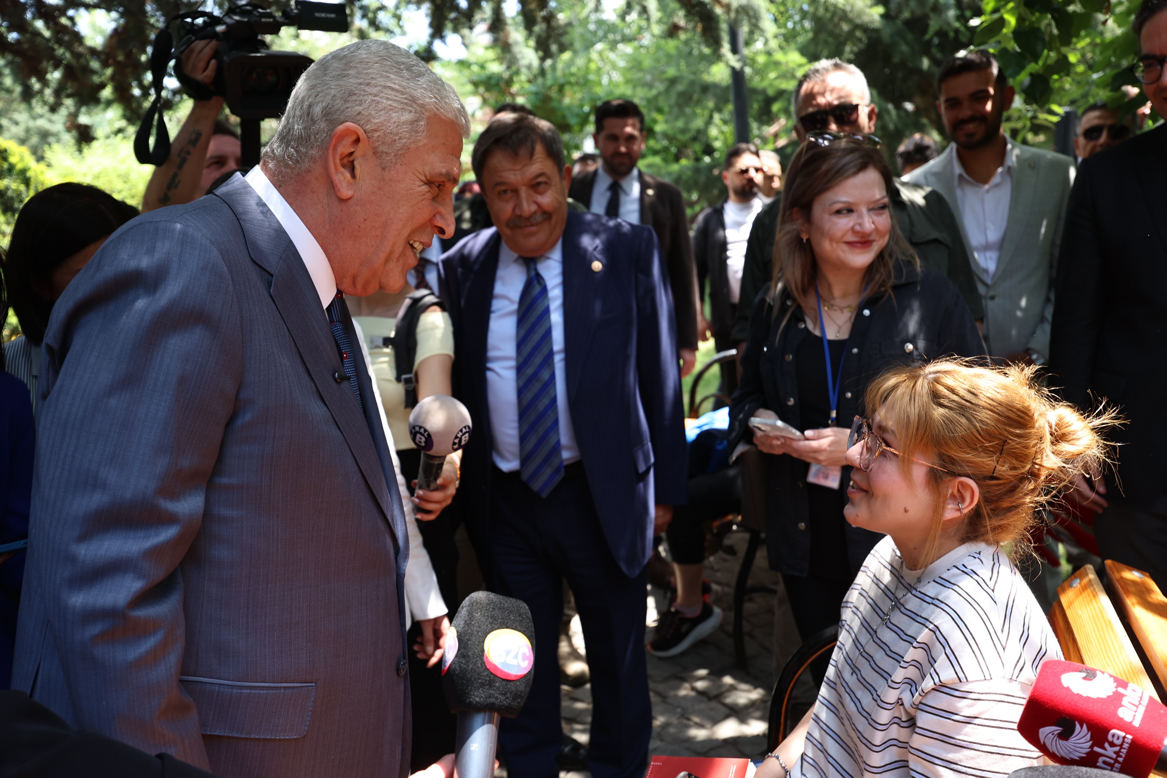 Müsavat Dervişoğlu esnafla sohbet ediyor