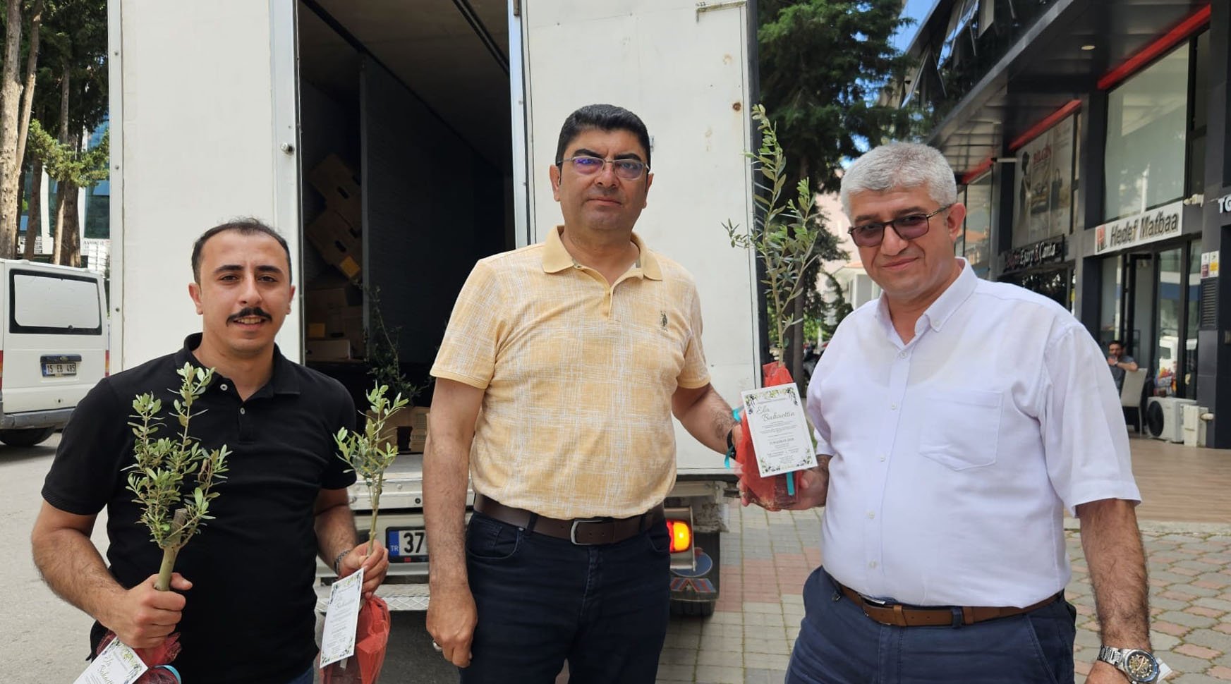Kızılkaya Belediye Başkanı İlkay Güngör ve zeytin fidanı dağıtımı