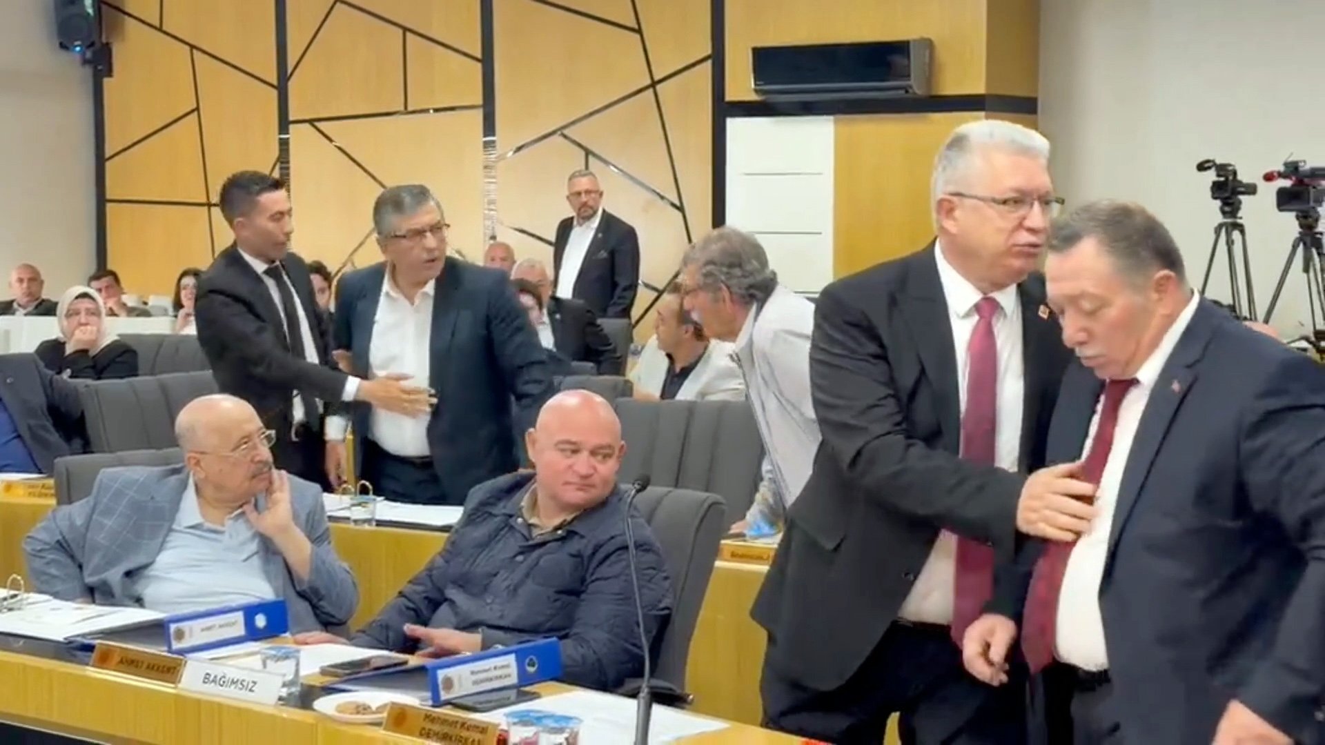 Meclis Üyeleri Arasında Tartışma
