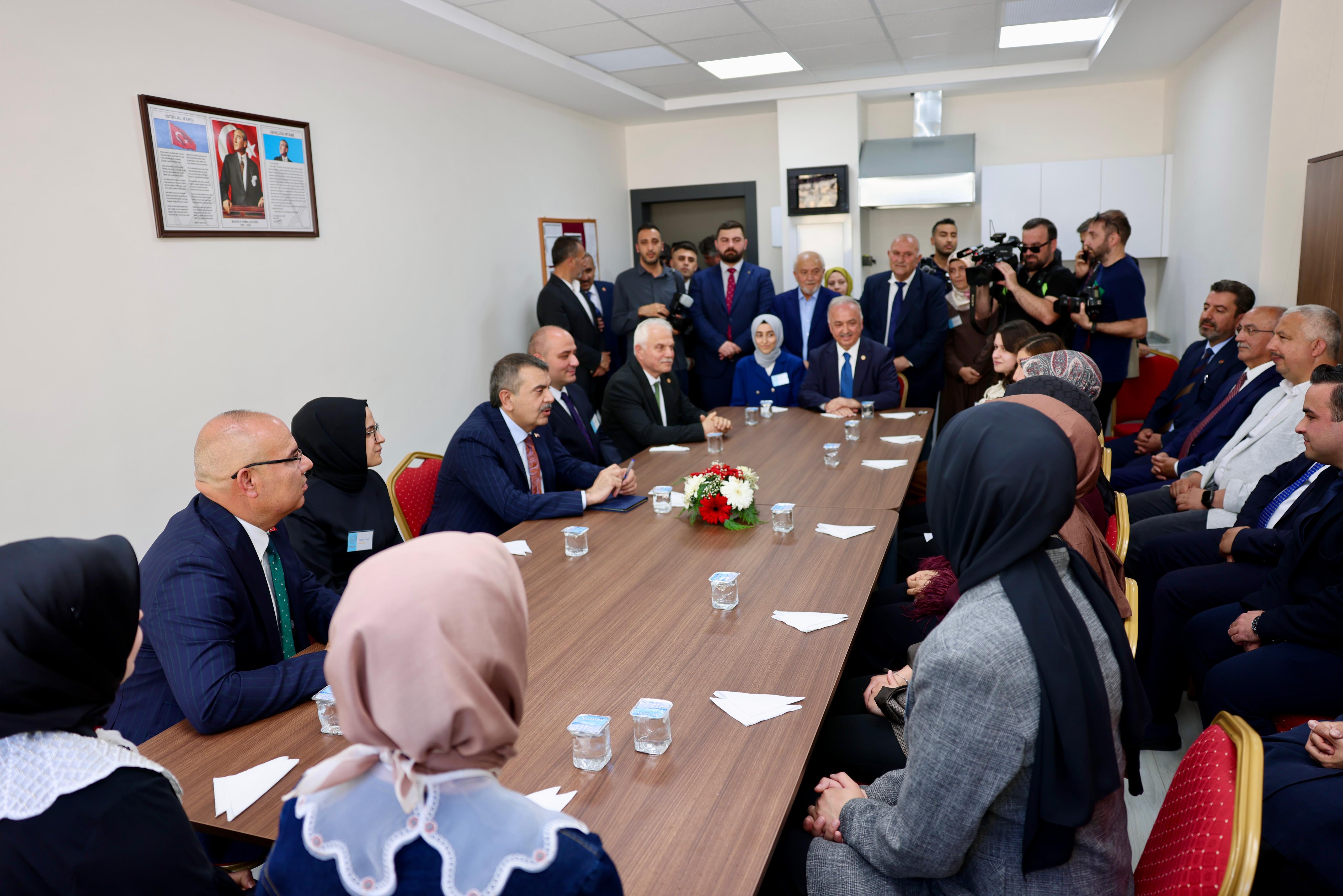 Bakan Tekin, öğrencilerle bir araya geldi
