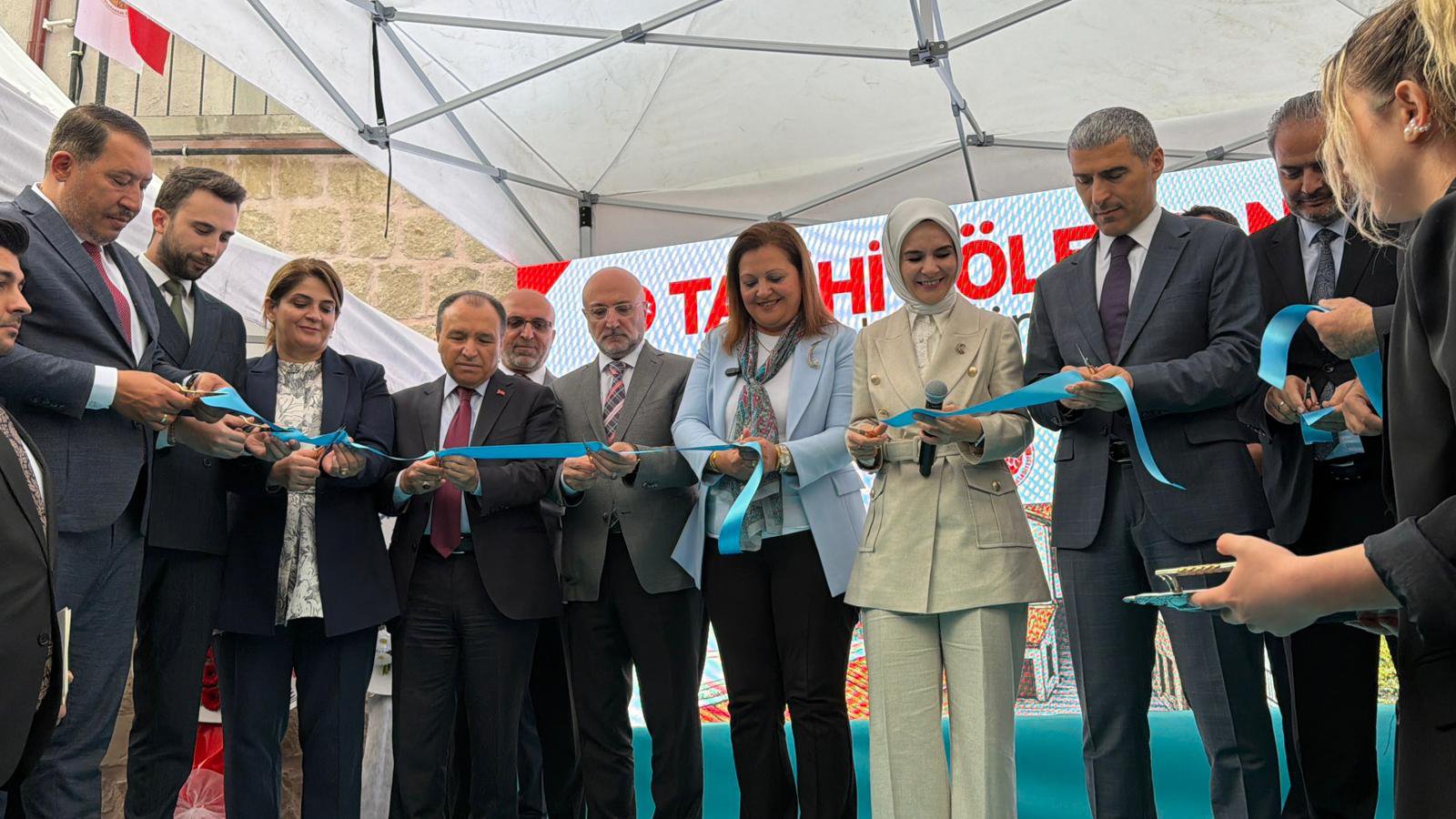 Bakan Göktaş, Tarihi Köle Hanı açılışında konuşma yapıyor