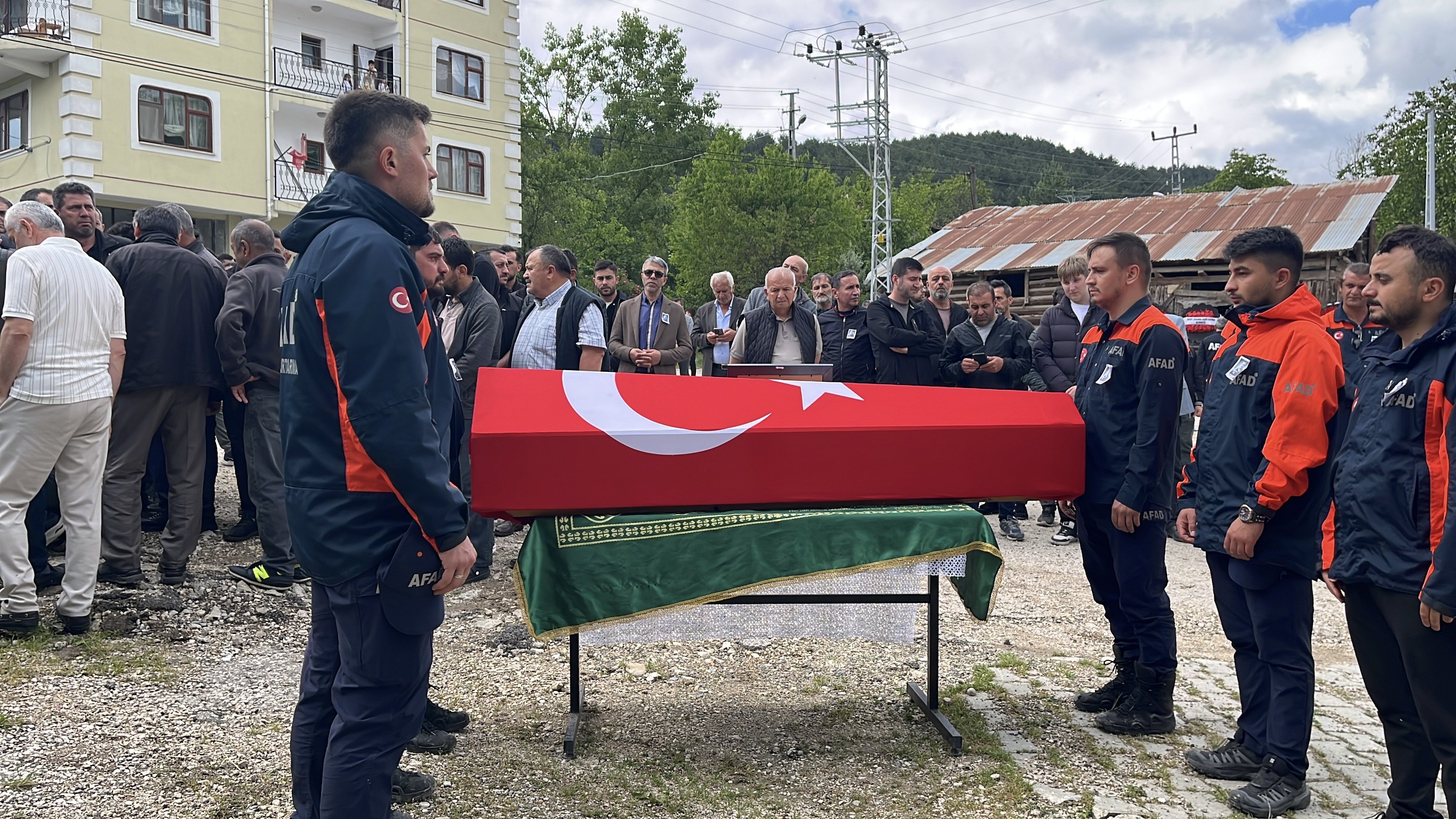 Kübra Hafsa Özkan cenazede ağlıyor