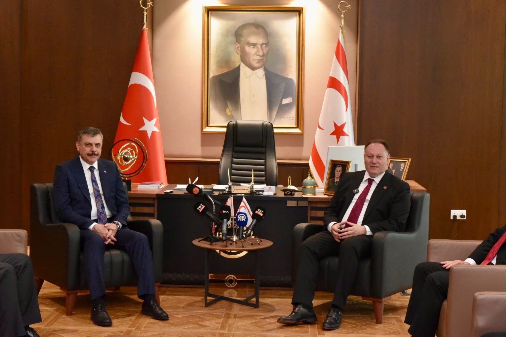 KKTC Cumhuriyet Meclisi önünde İçişleri Bakanı Mustafa Çiftçi