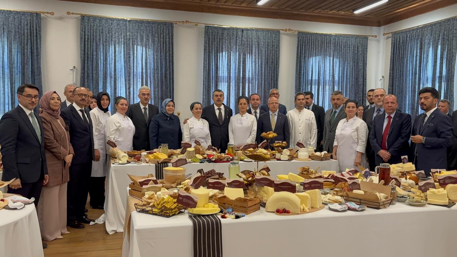 Bakan Tekin peynir sergisinde