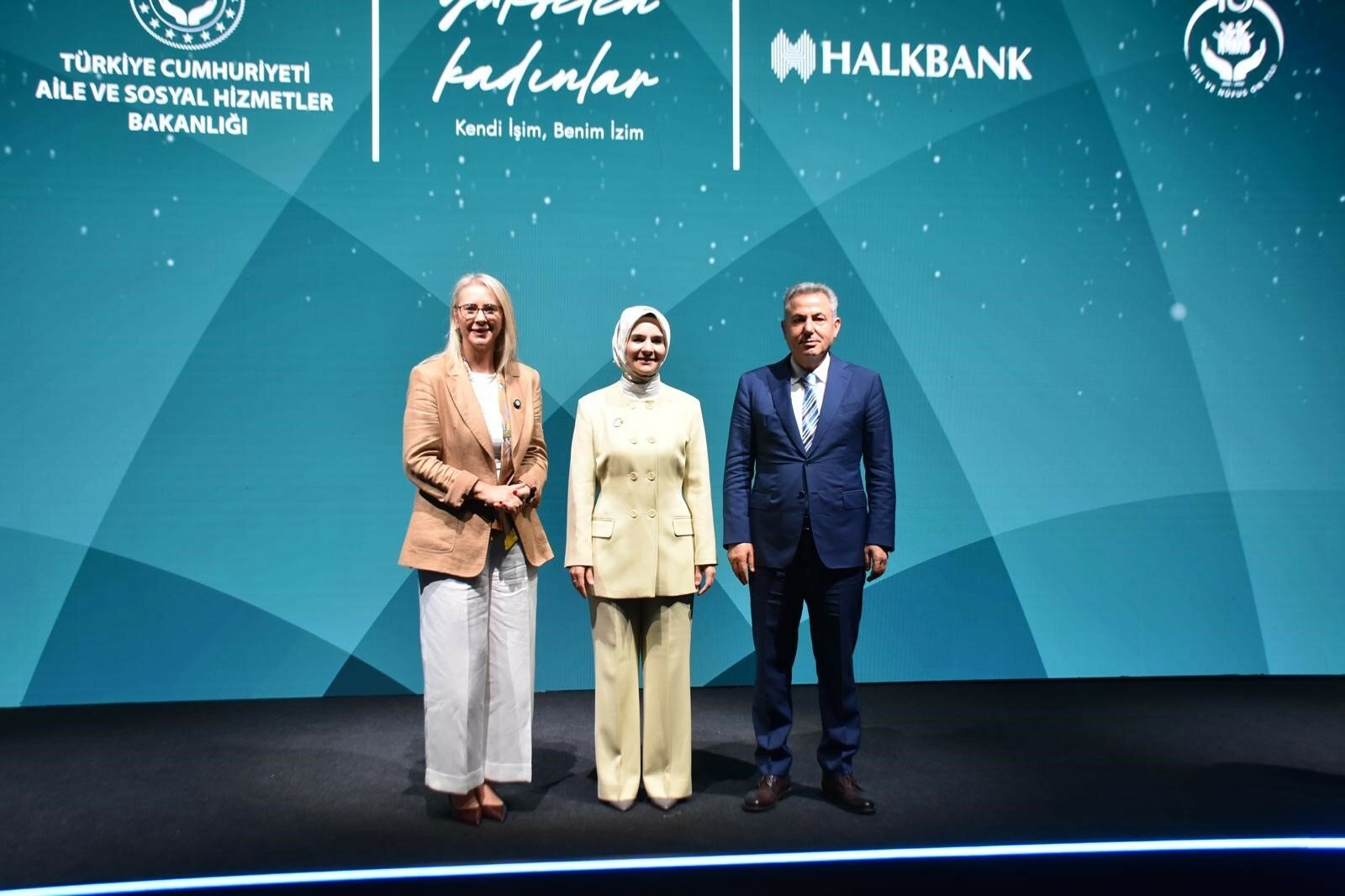 Bakan Göktaş konuşma yaparken