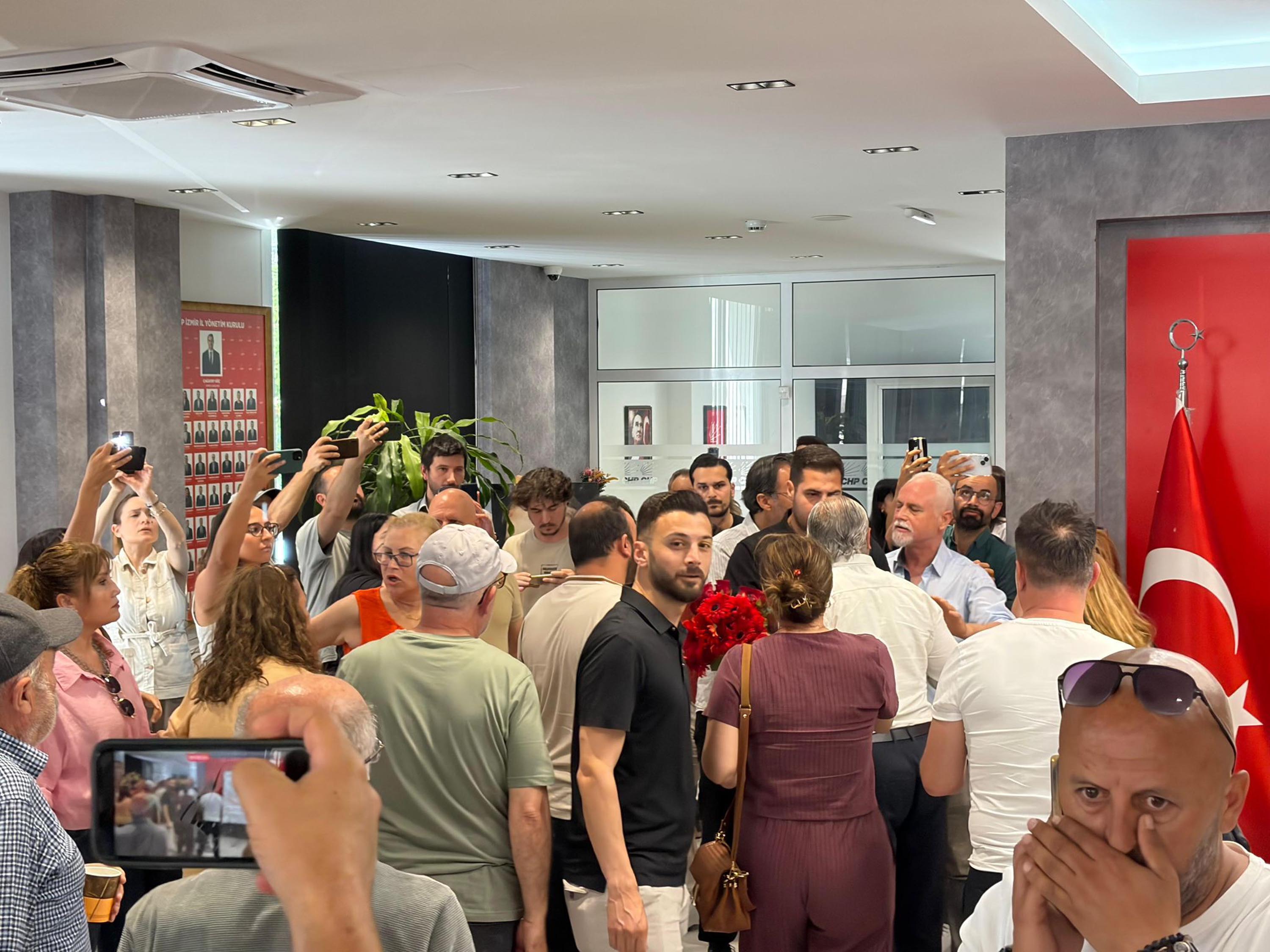 CHP İzmir İl Başkanlığı önünde tartışma