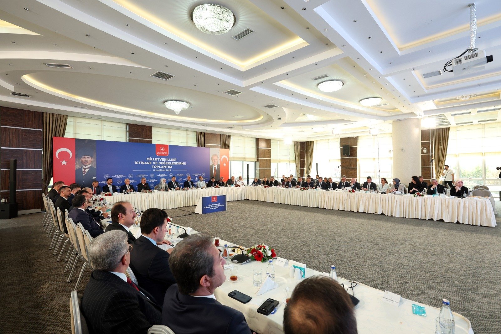 Bakan Mustafa Çiftçi ve AK Parti heyeti toplantı sonrası