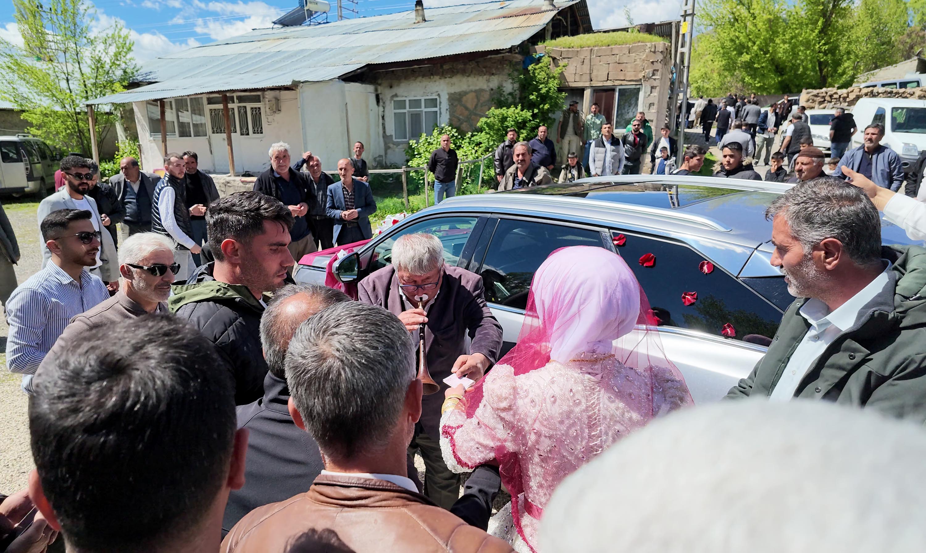 Muharrem Sezer bahşiş alıyor