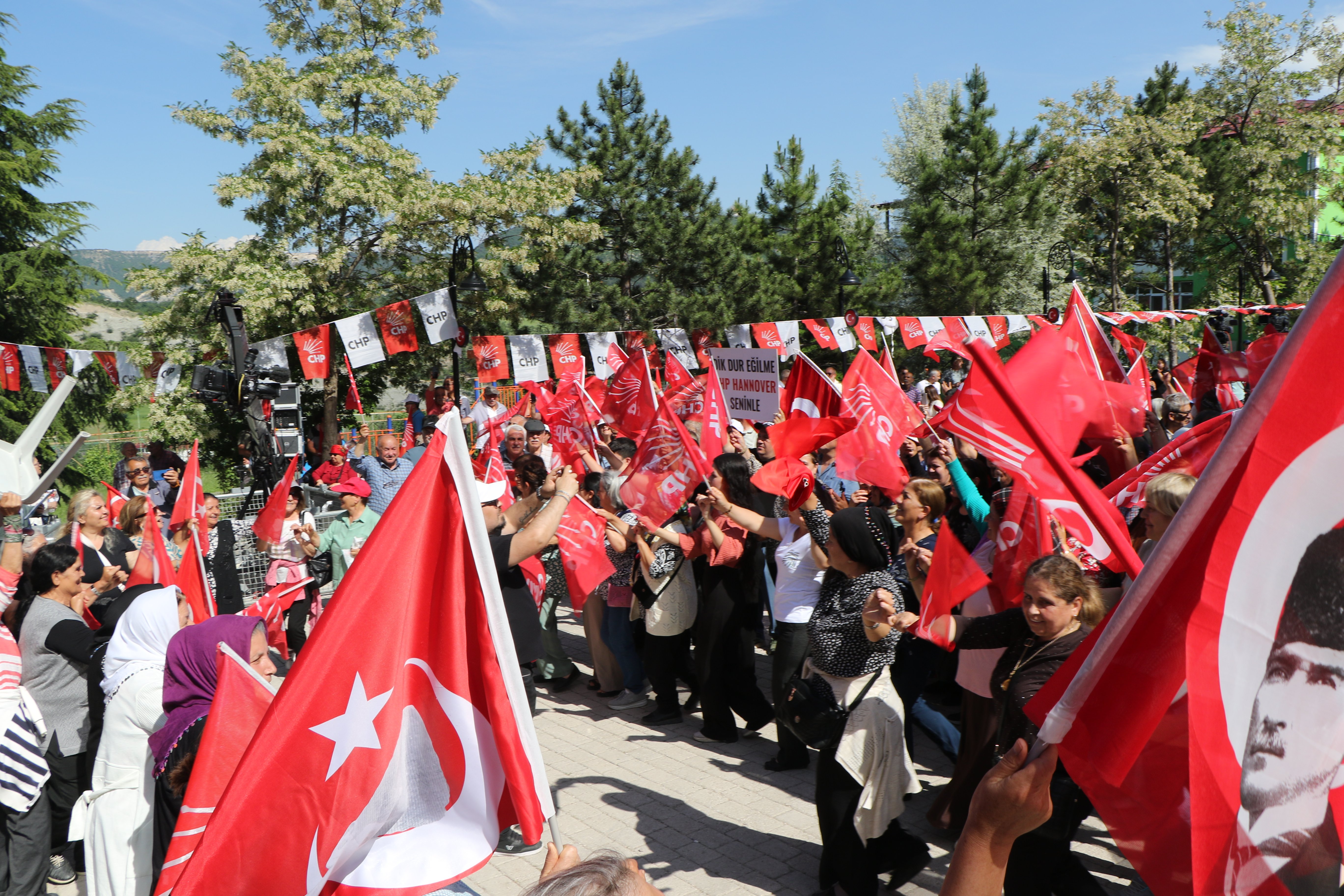 Özgür Özel seçim mitinginde vaatlerini açıklıyor