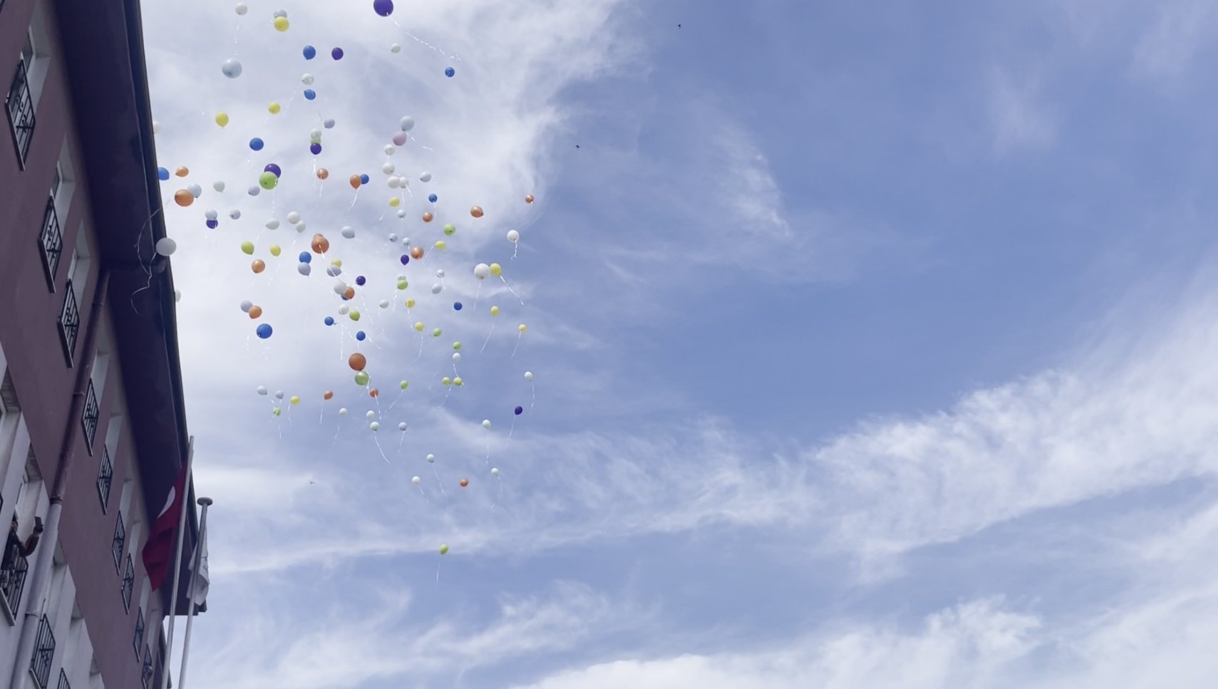 Lösemili Kadir okuluna döndü, arkadaşları balonlarla karşıladı