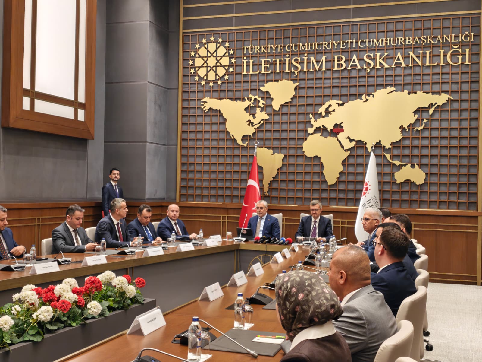 Vedat Işıkhan ve Burhanettin Duran protokol imzalarken