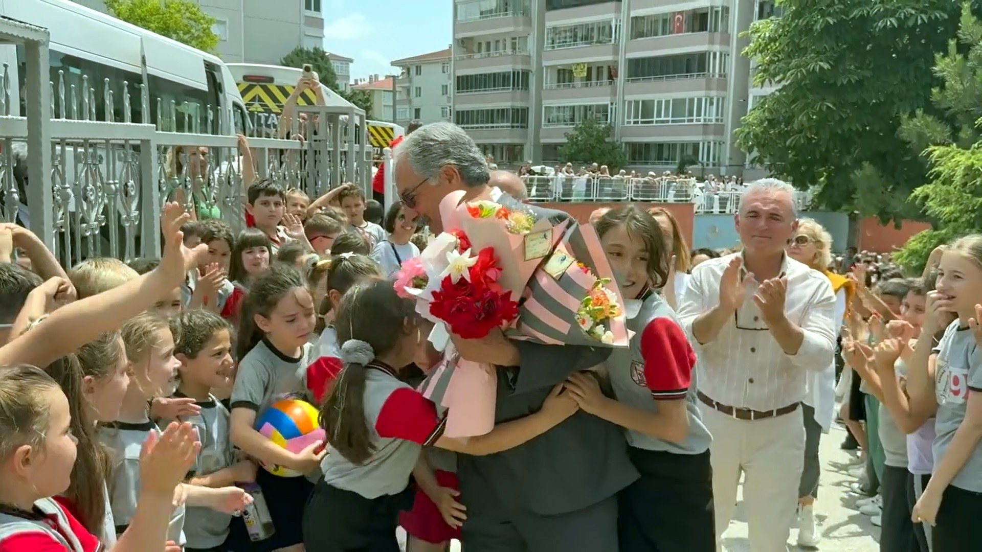 Zafer Tekçe veda töreni öğrenciler