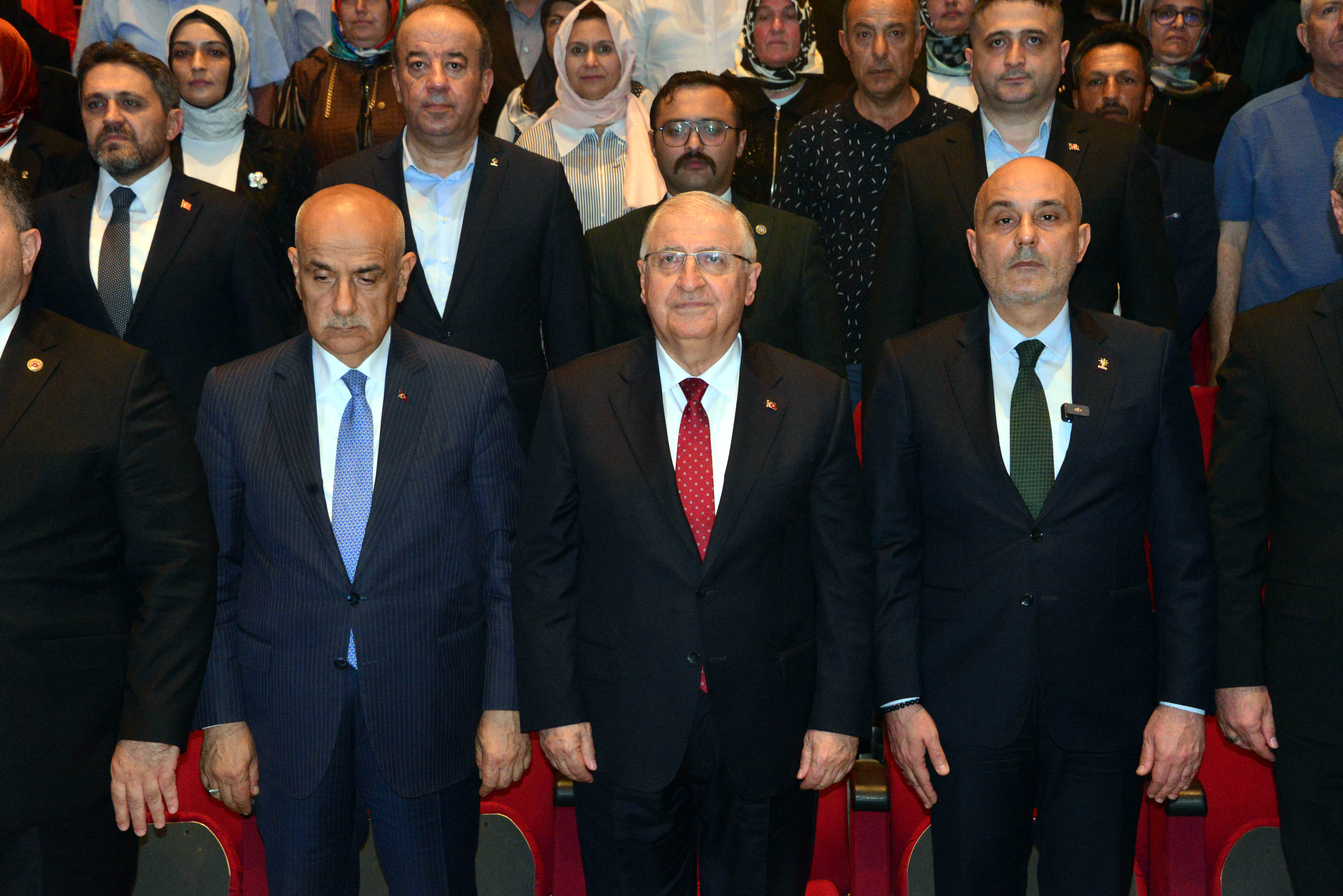 Bakan Güler toplantı salonunda konuşmasını yapıyor