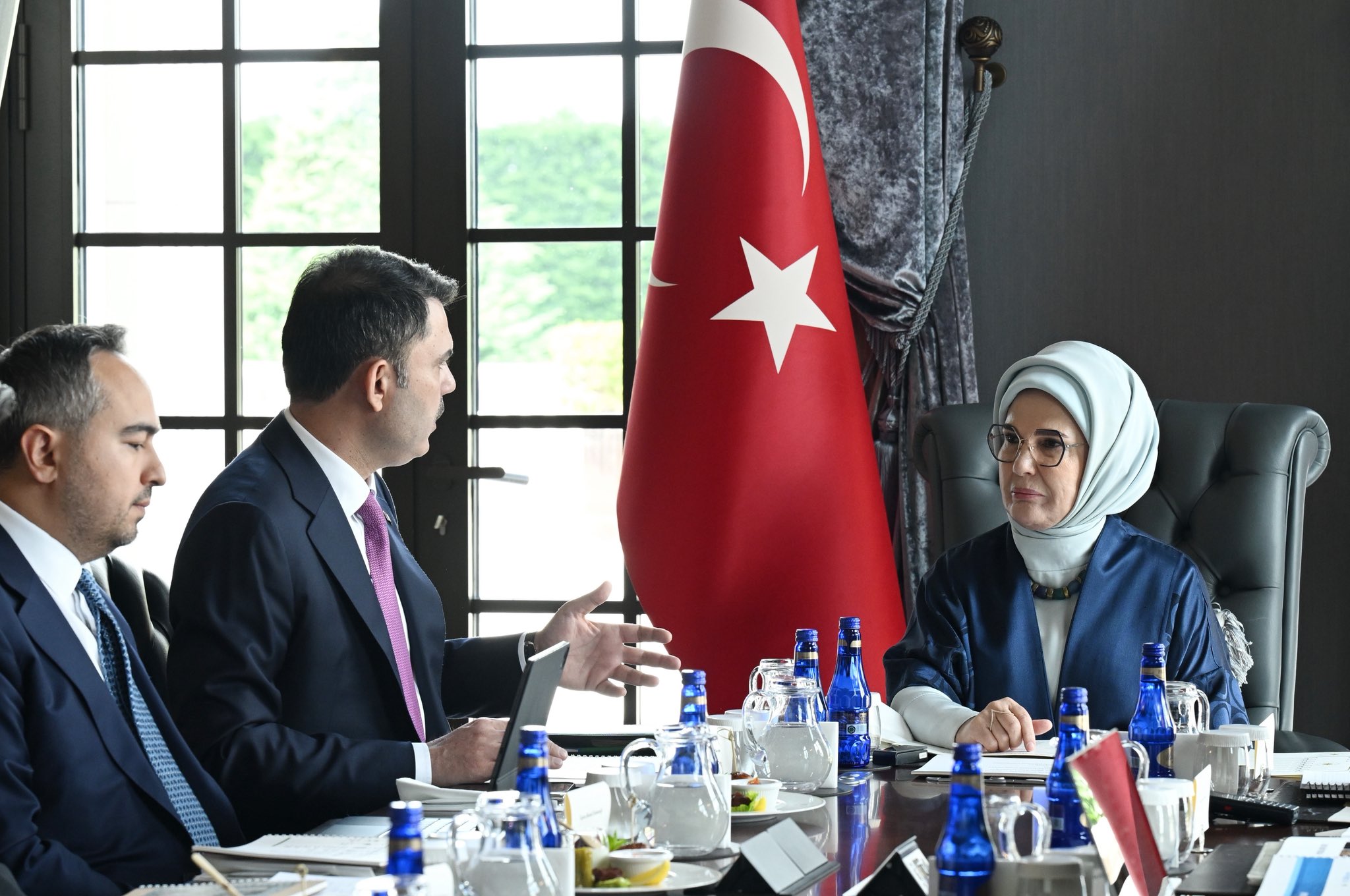 Emine Erdoğan ve Bakan Kurum görüşmesi