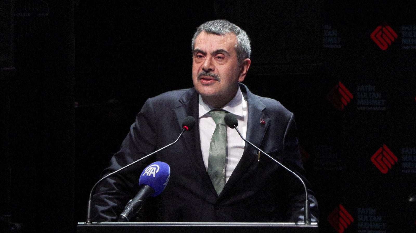 Bakan Tekin, ödül töreninde öğrencilerle bir araya geldi.