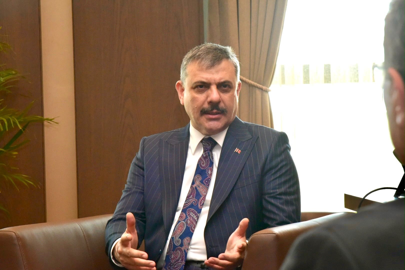 KKTC Başbakanı Ünal Üstel ve İçişleri Bakanı Mustafa Çiftçi tokalaşırken