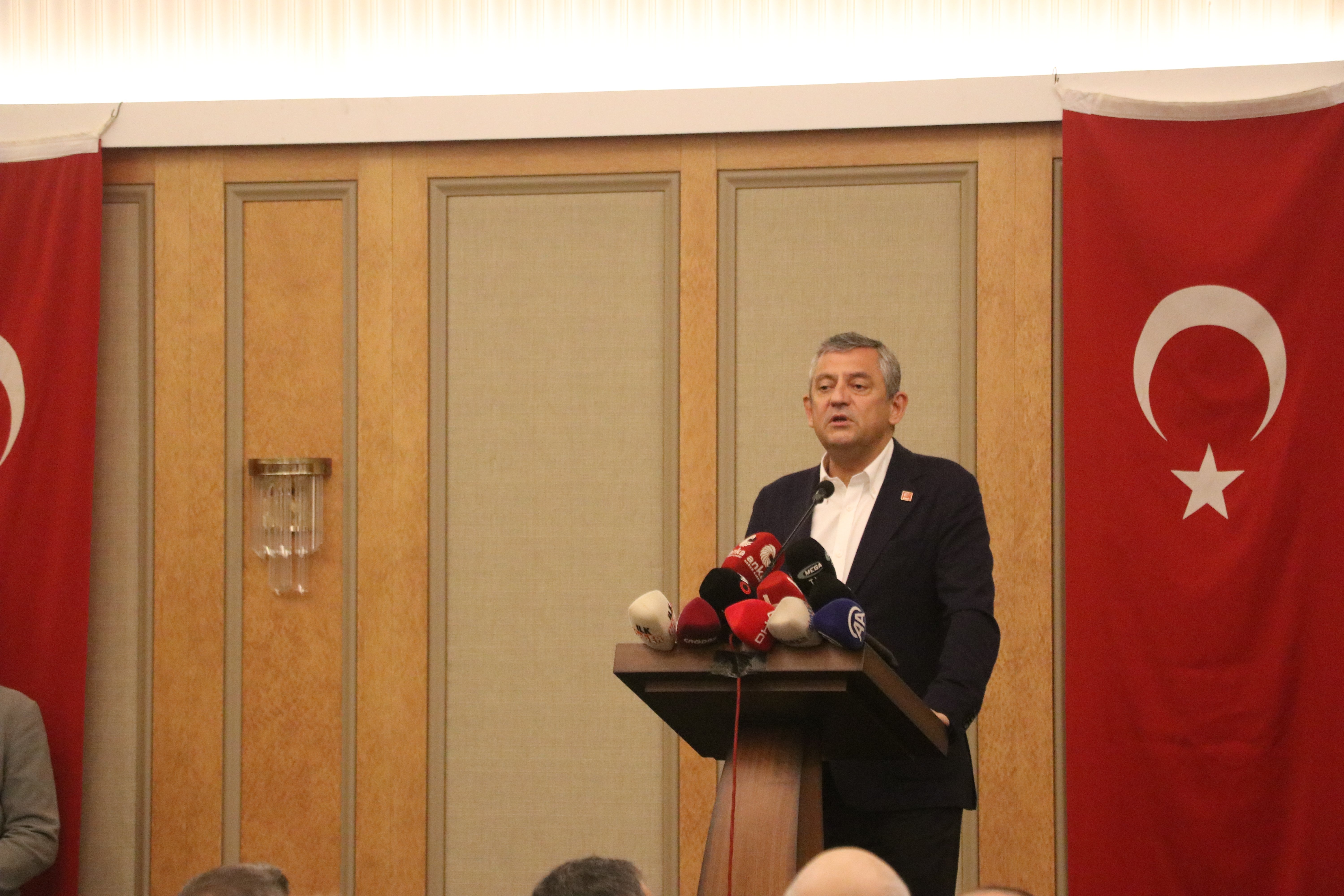 Özgür Özel ve partililer