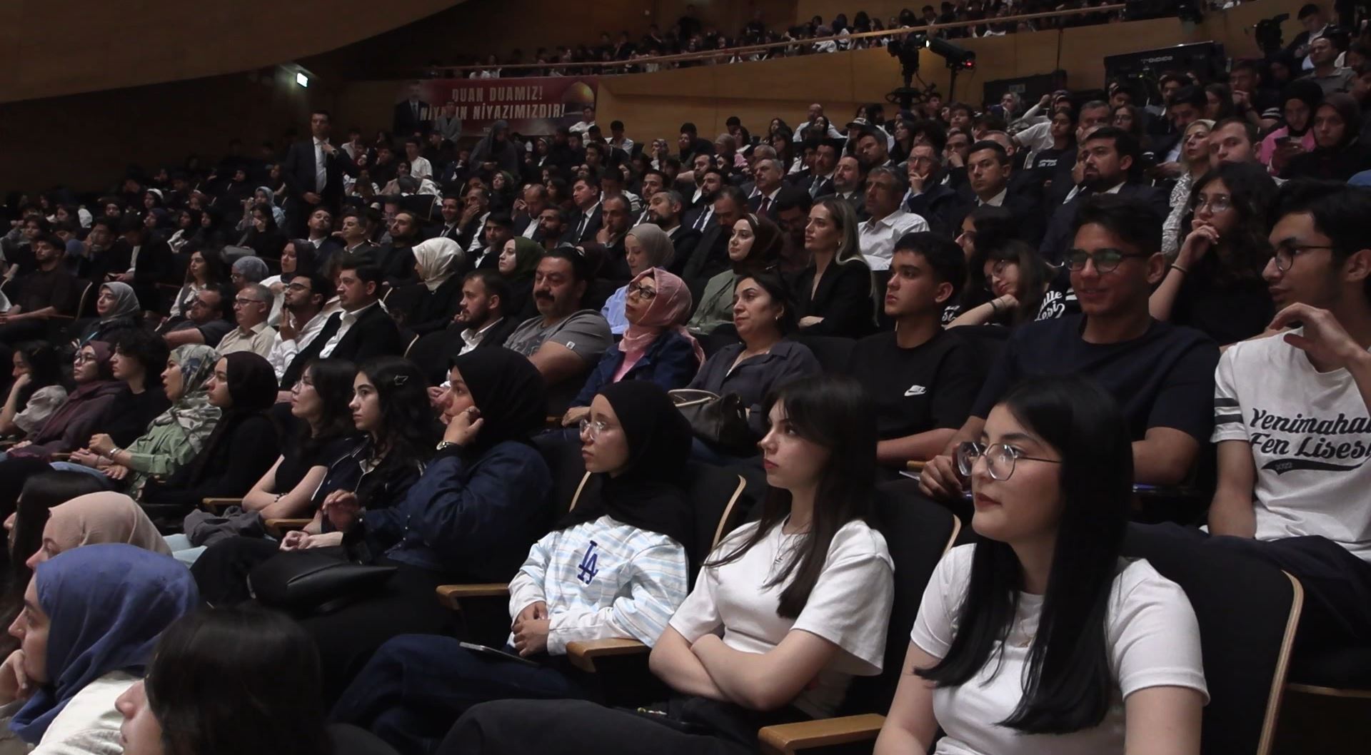 Bakan Çiftçi, birinci olan öğrencilere ödül veriyor