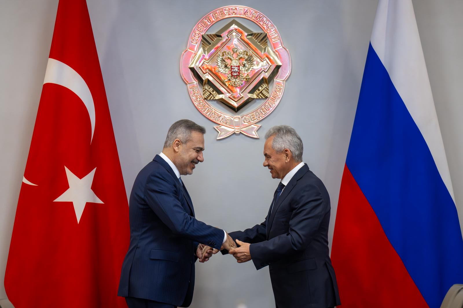 Fidan ve Şoygu heyetlerle görüşme yaparken