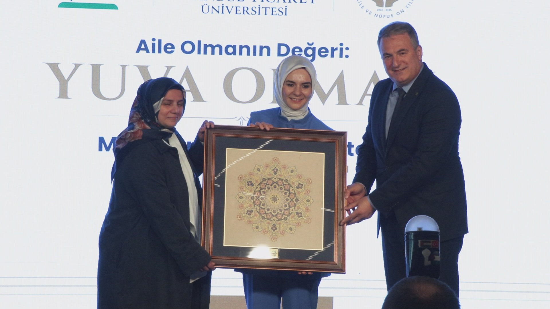 Bakan Mahinur Özdemir Göktaş, koruyucu aile sistemini anlattı