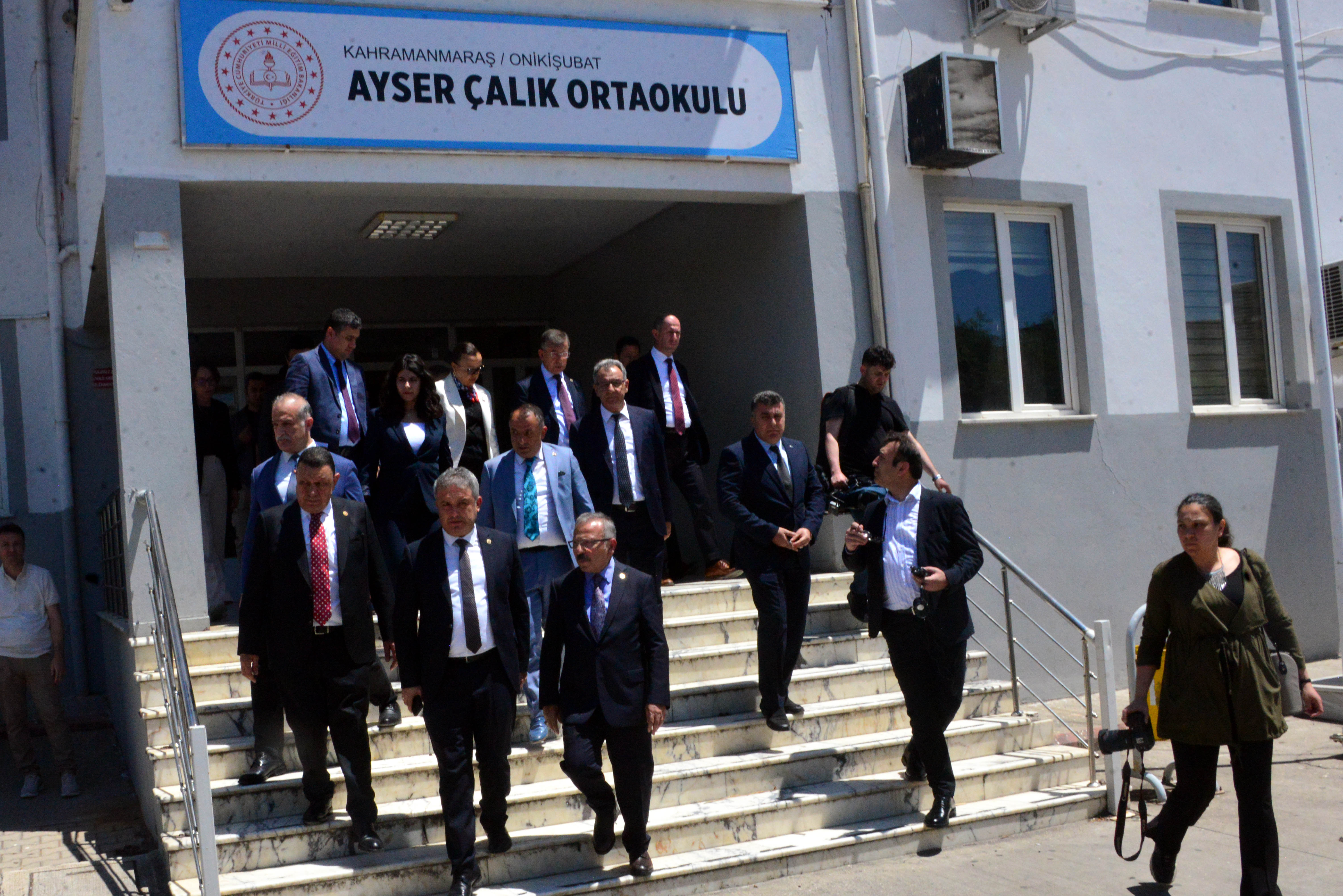 Yusuf Beyazıt, okul önünde açıklama yaparken