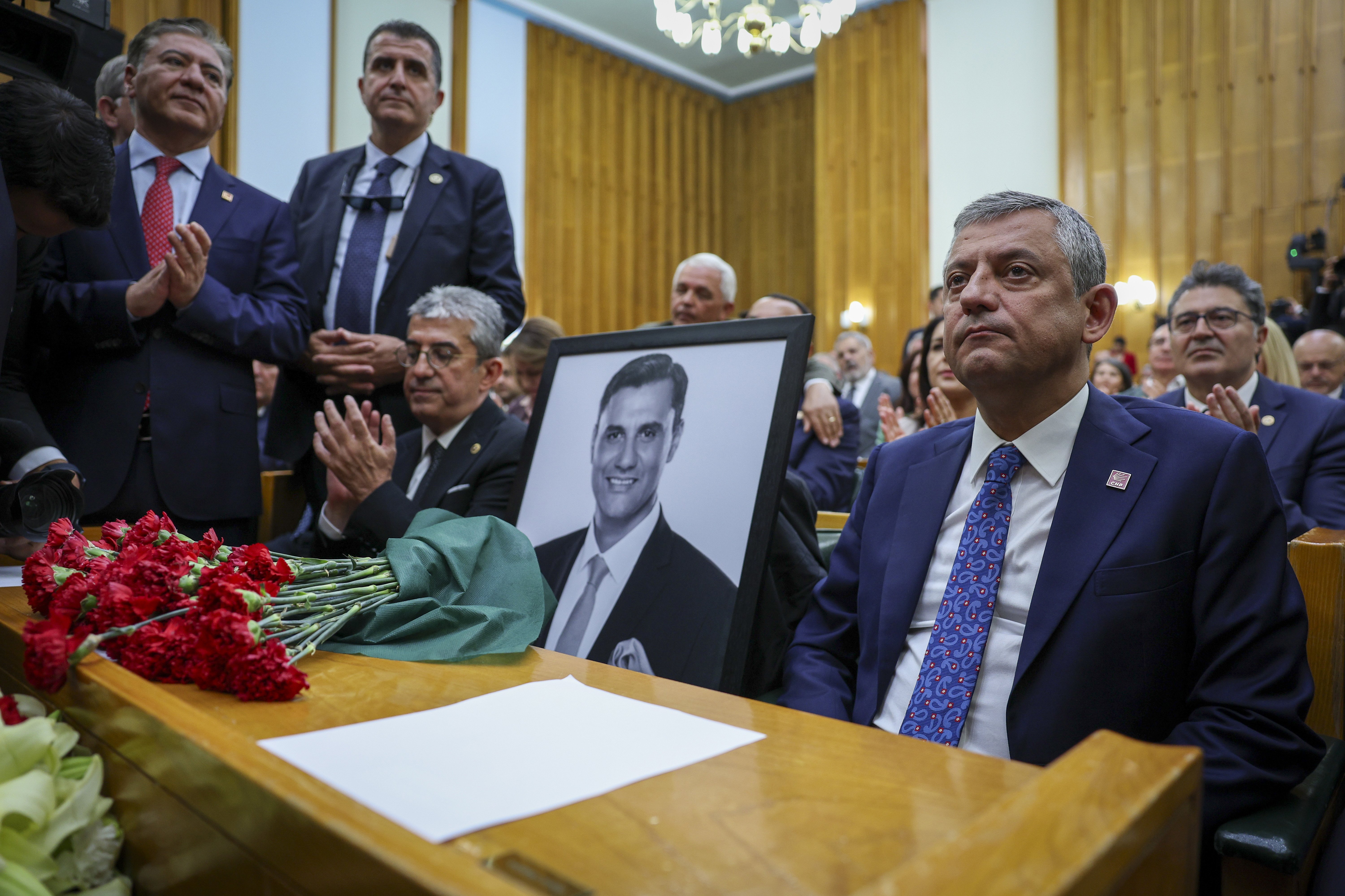 Özgür Özel Meclis önünde konuşuyor
