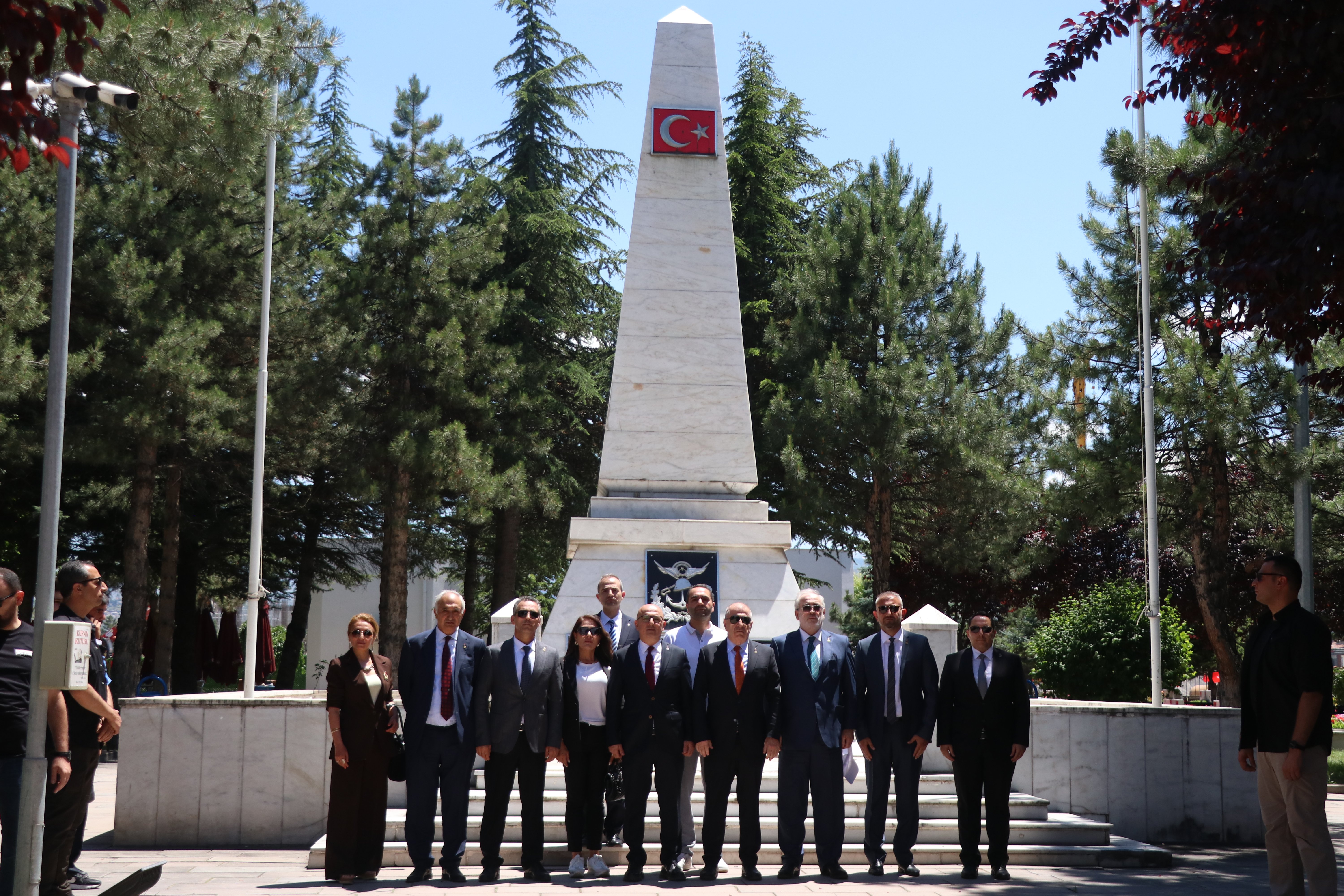 Ümit Özdağ şehitlik ziyareti