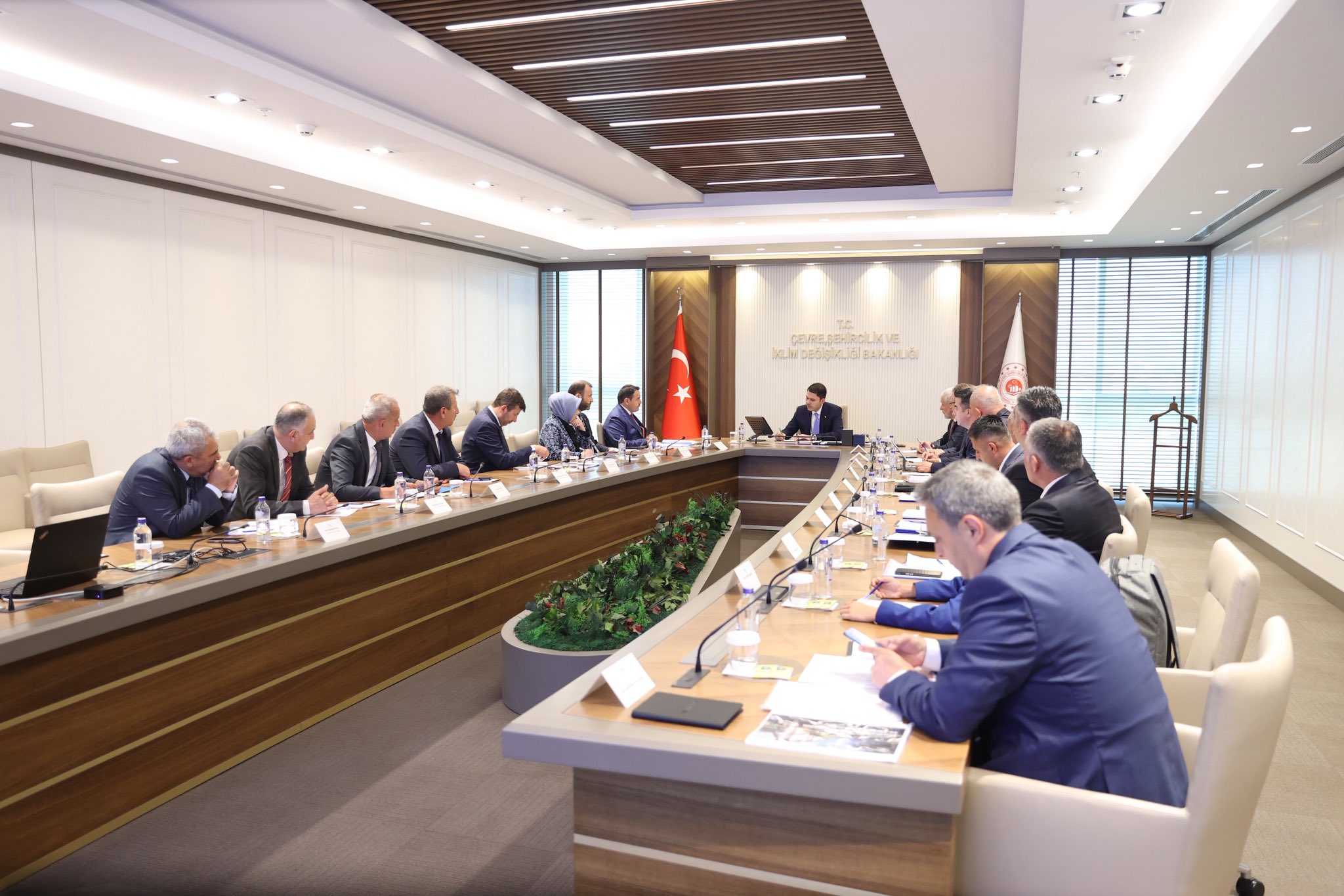 Bakan Kurum, Pazarlar Belediye Başkanı Birol Demirci ile birlikte
