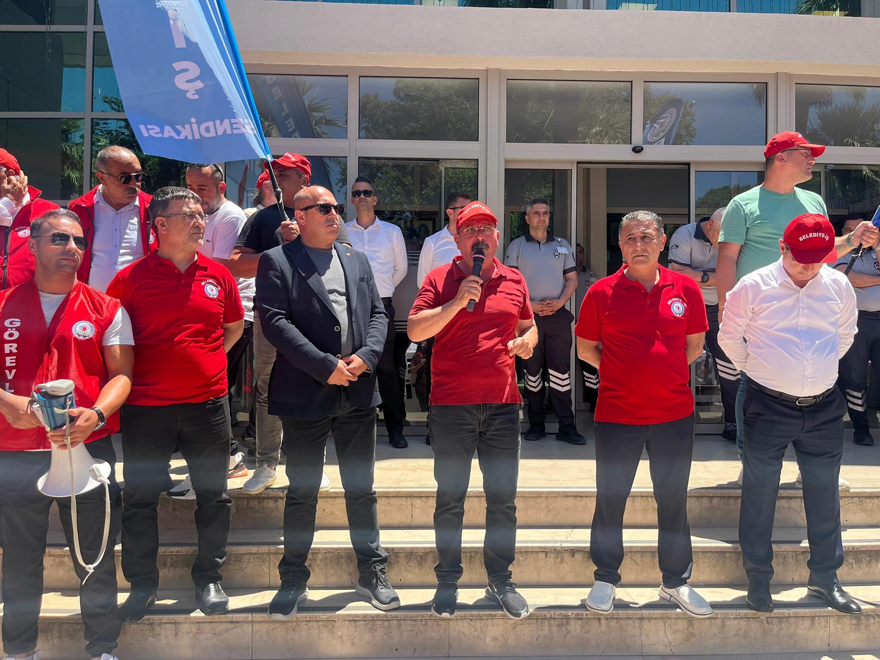 İzmir Büyükşehir Belediyesi önünde işçi eylemi