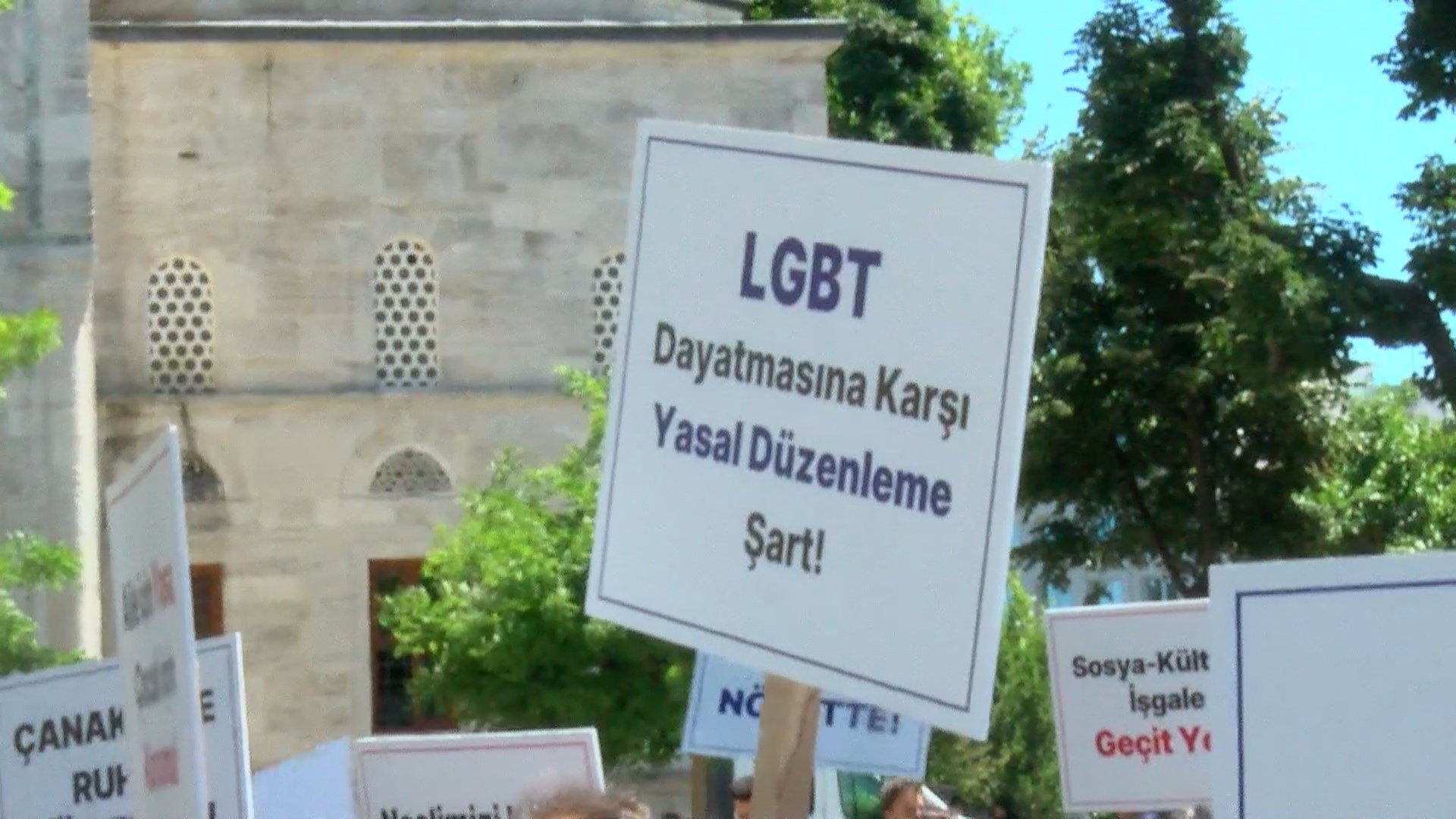 Büyük Aile Platformu LGBT gemisi protesto