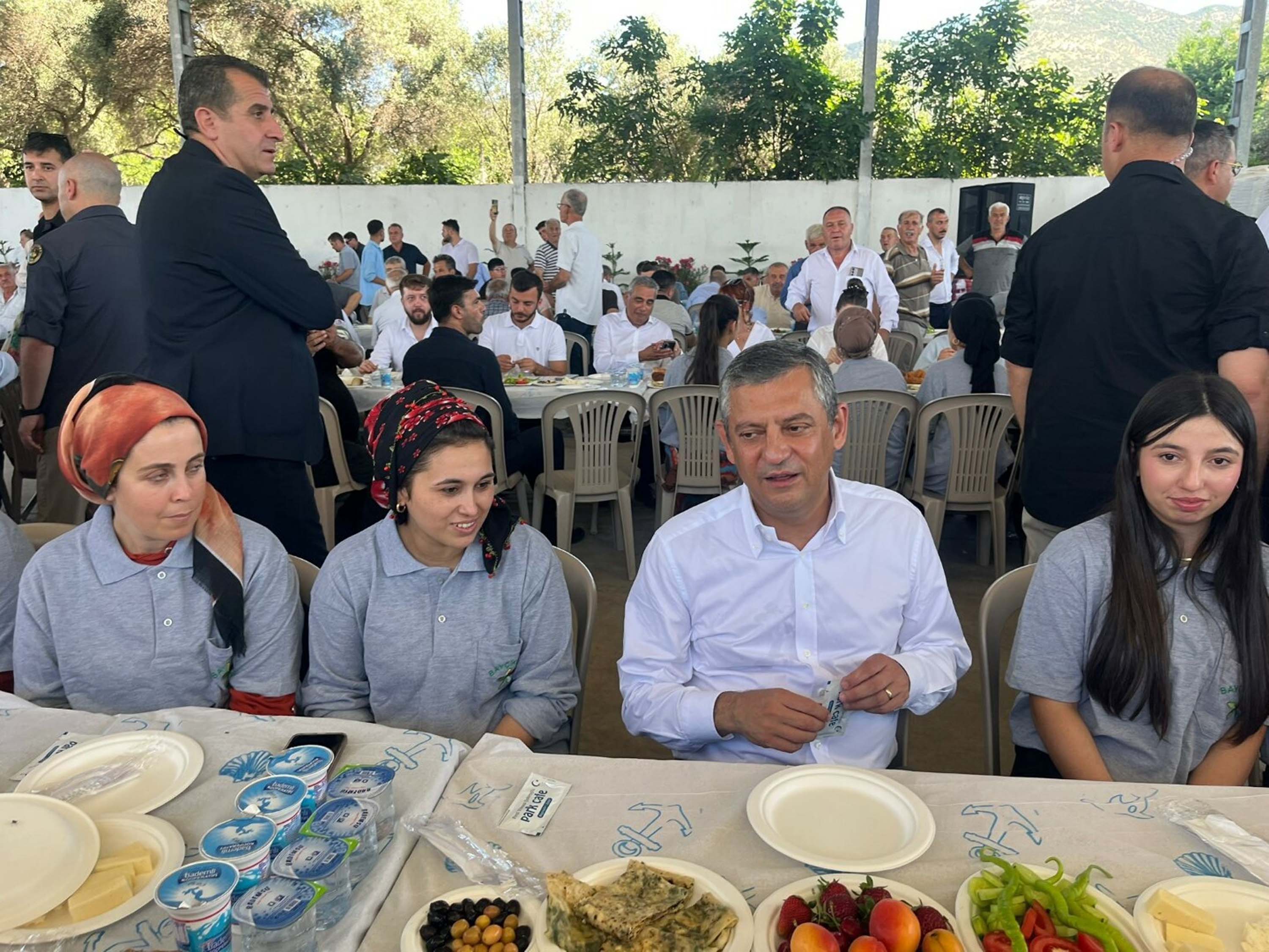 Özgür Özel, Bayındır ilçesinde üreticilerle bir araya geldi