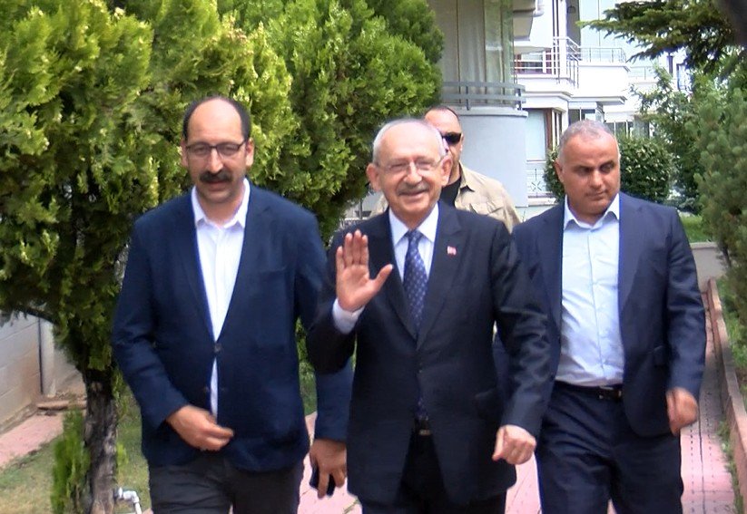 CHP Genel Merkezi önünde Kemal Kılıçdaroğlu