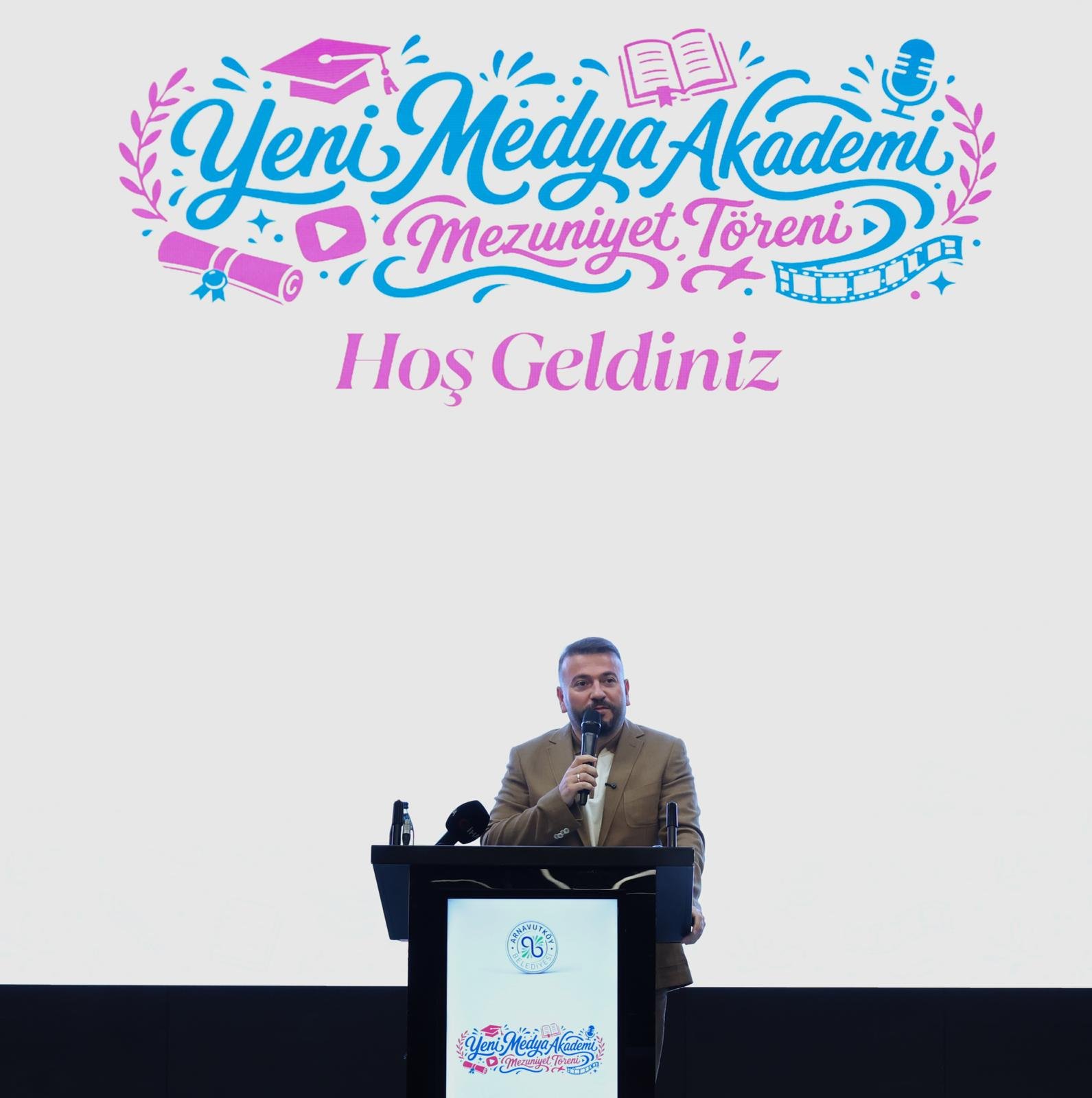 İbn Haldun Üniversitesi öğrencileri mezuniyet sevinci yaşarken