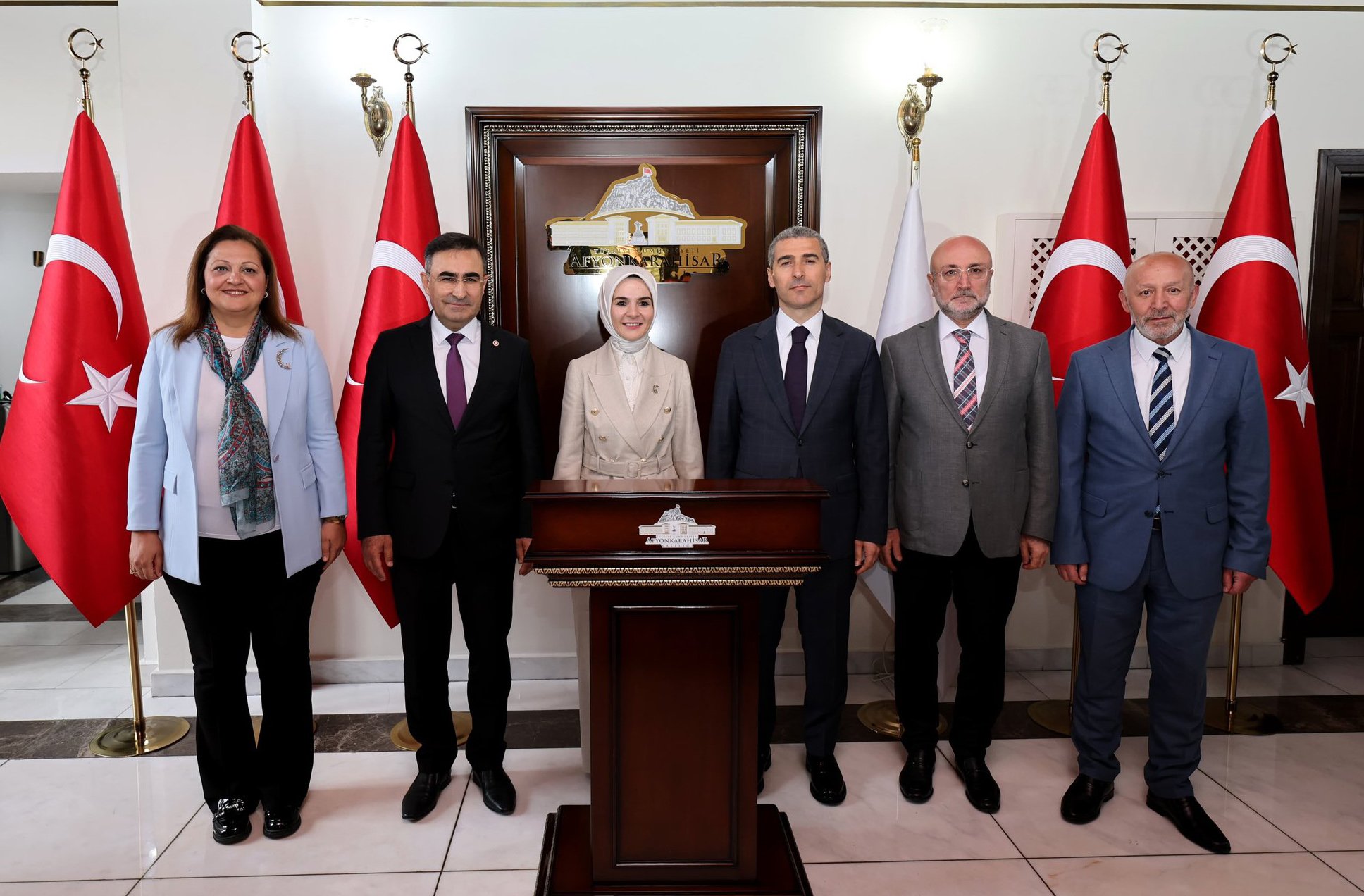 Tarihi Köle Hanı Sosyal Yaşam Merkezi açılış kurdelesi kesiliyor