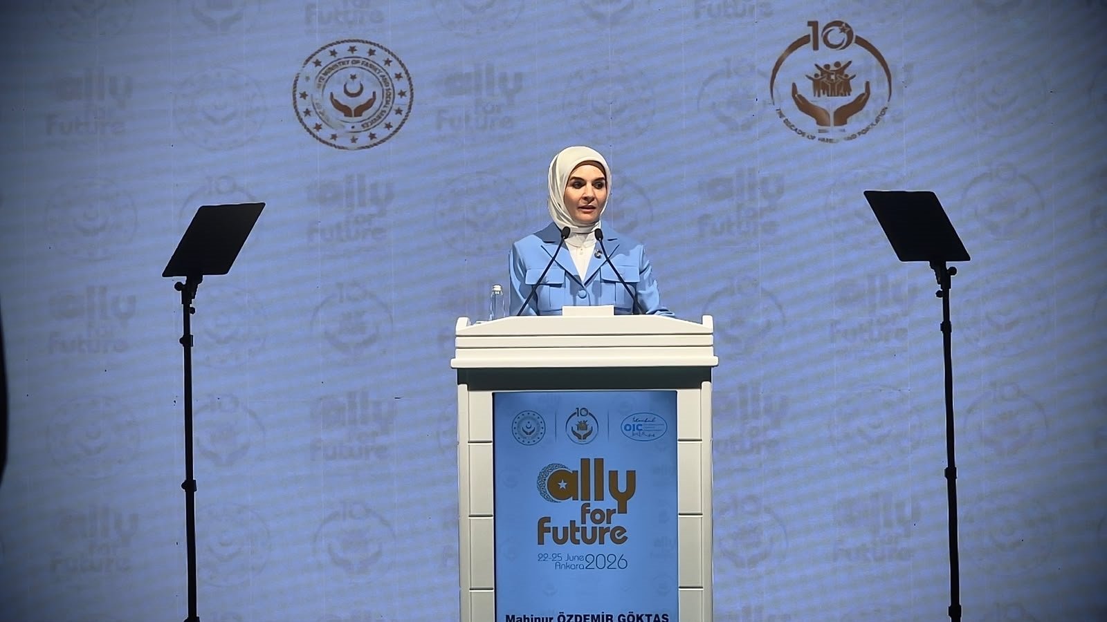 Bakan Göktaş Programda Katılımcılarla Bir Araya Geldi