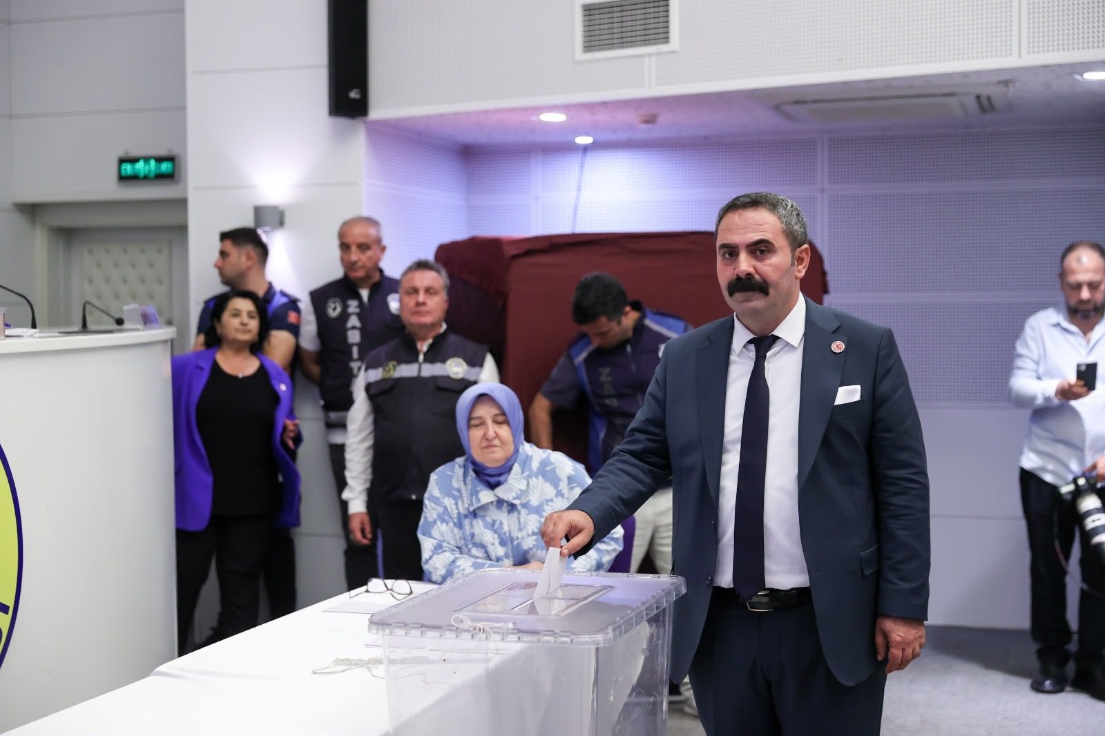 Hüseyin Benzer oy kullanıyor
