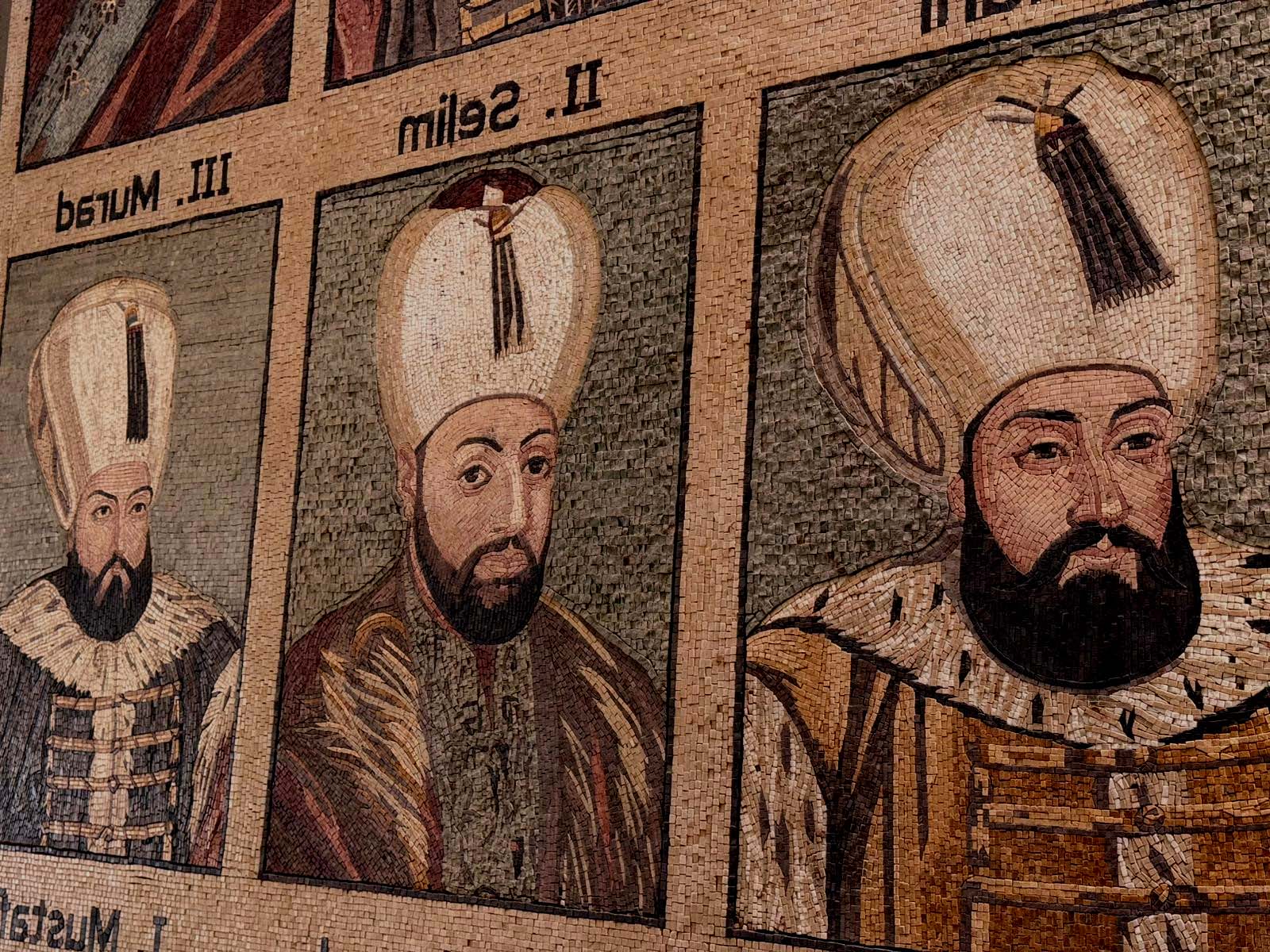 Suriyeli kadınlar mozaik atölyesinde çalışıyor