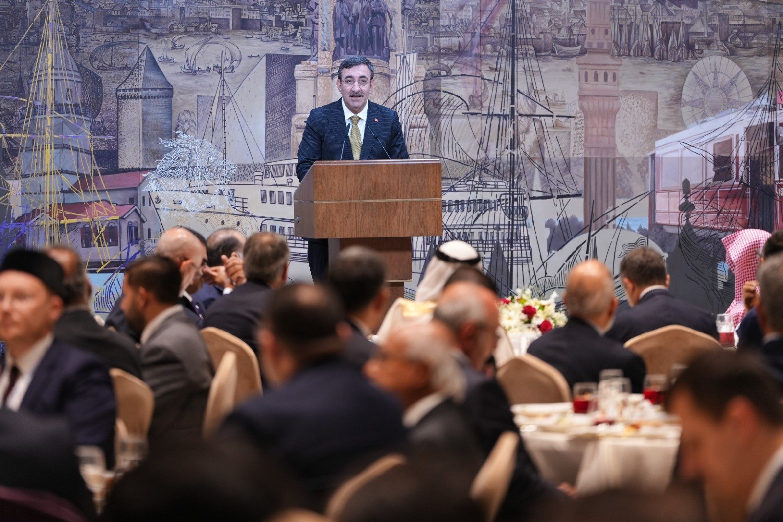 Cevdet Yılmaz gala gecesinde konuşma yapıyor