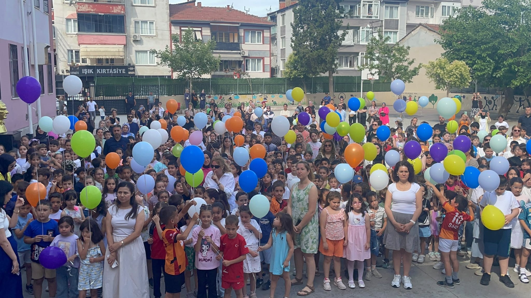 Lösemili Kadir Tuşa, okulunda balonlarla karşılanıyor