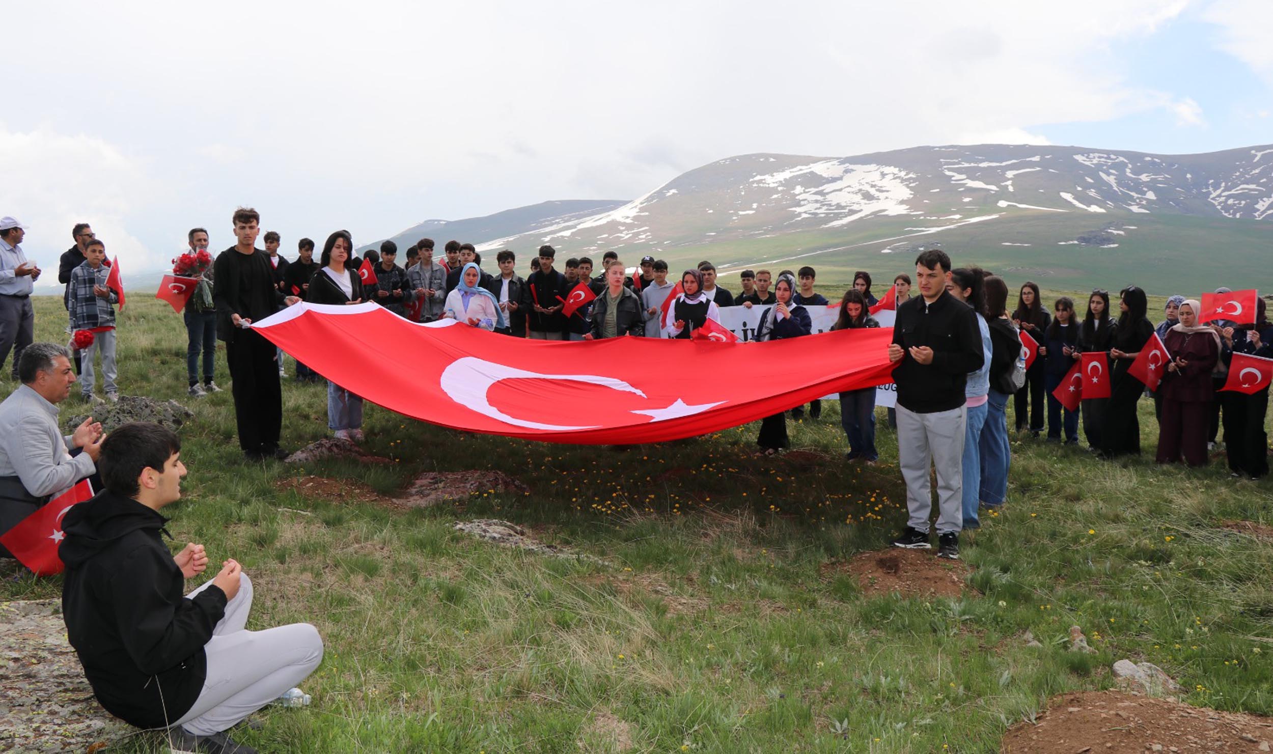 Öğrenciler yürüyüş yapıyor
